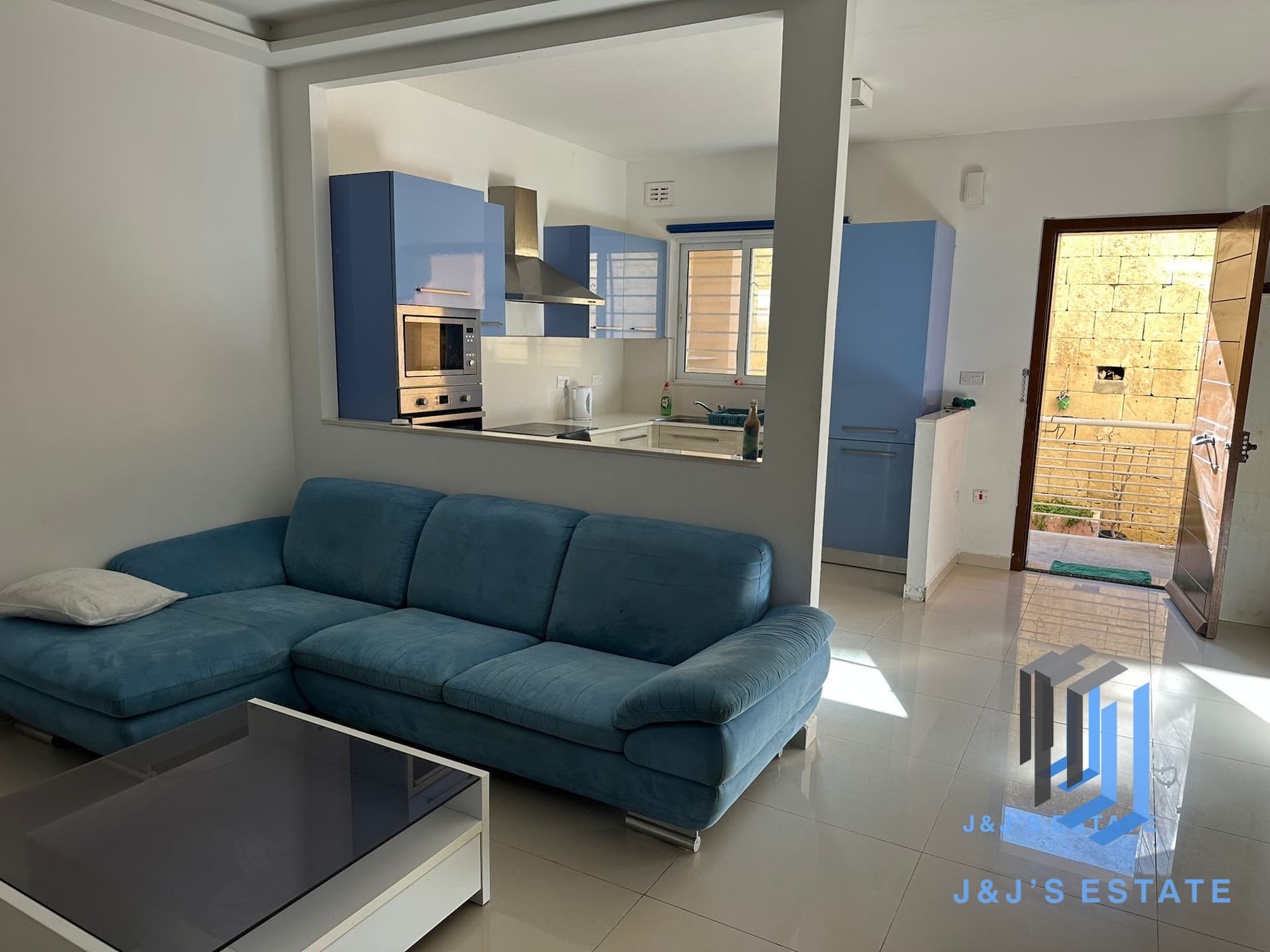 Spacious 3-Bedroom Maisonette · 4