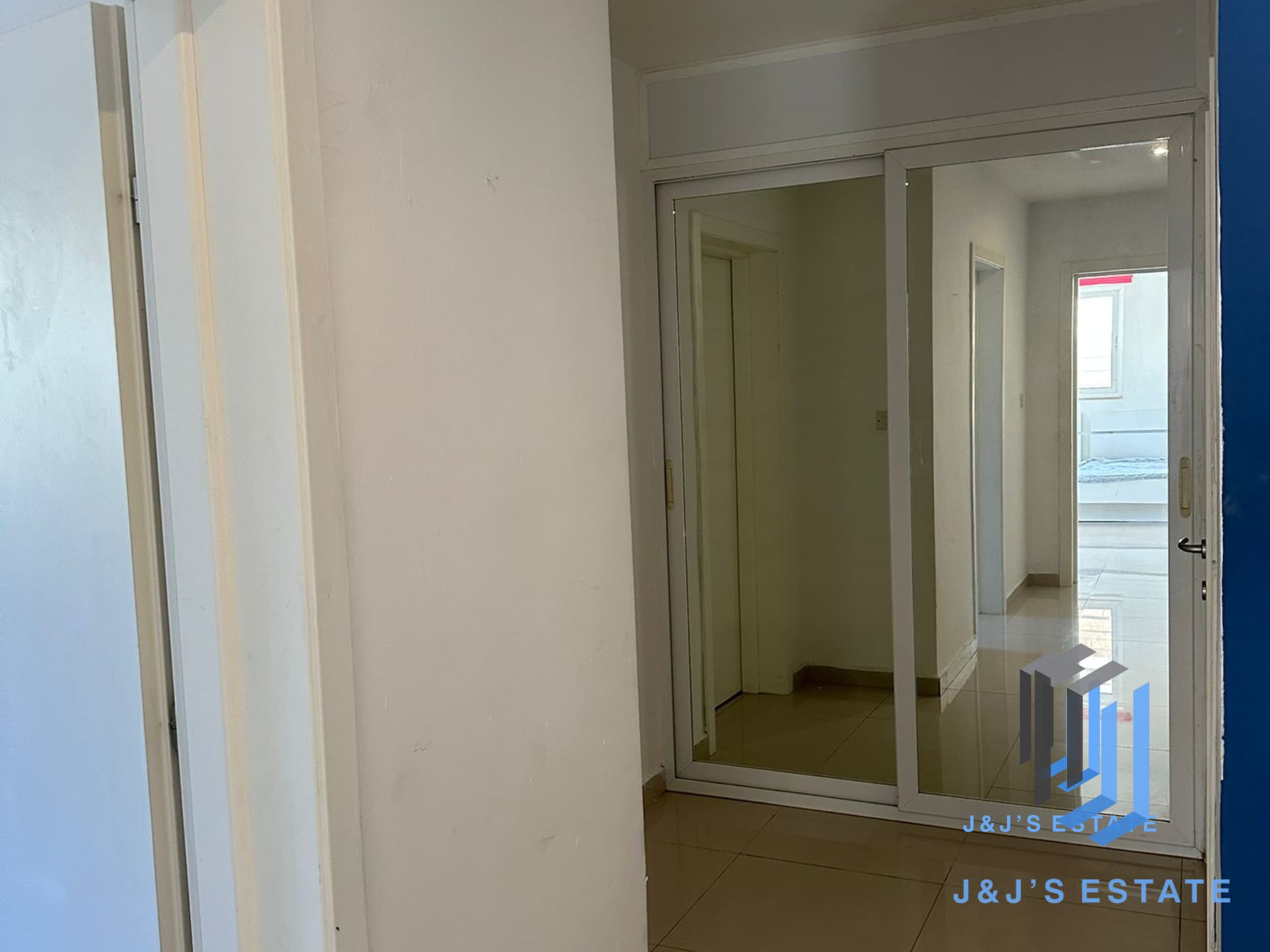 Spacious 3-Bedroom Maisonette · 5