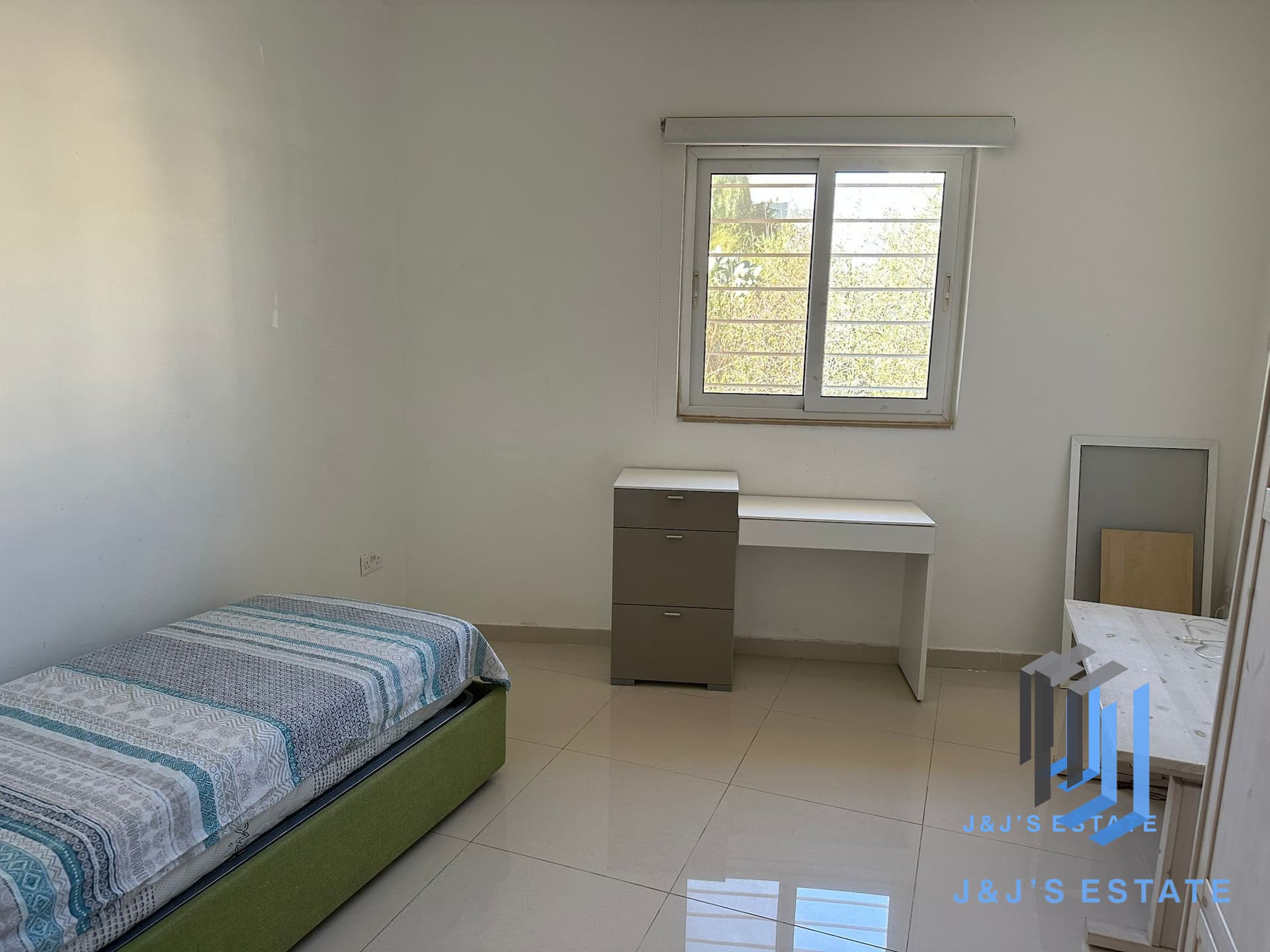 Spacious 3-Bedroom Maisonette · 6
