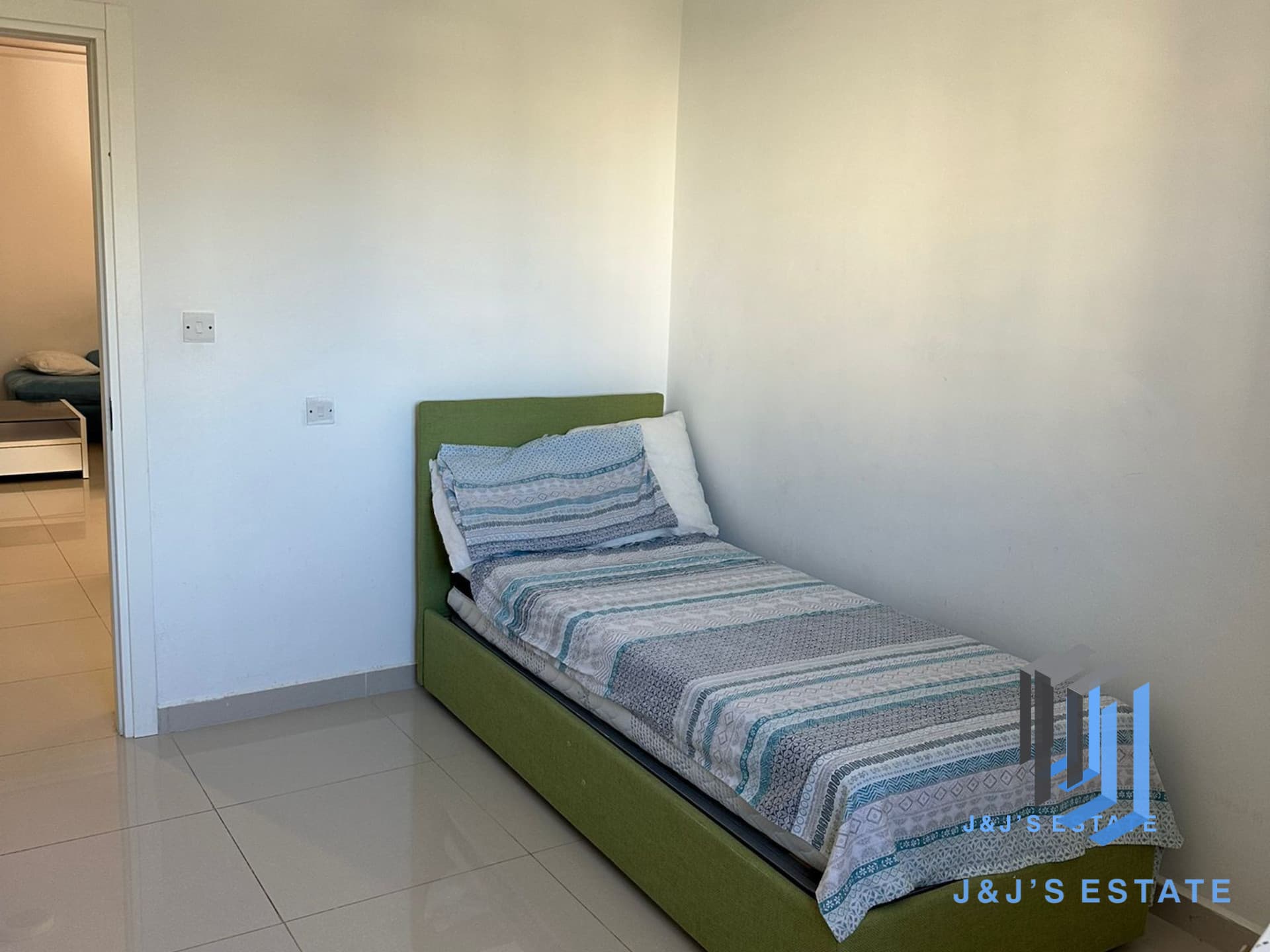 Spacious 3-Bedroom Maisonette · 7