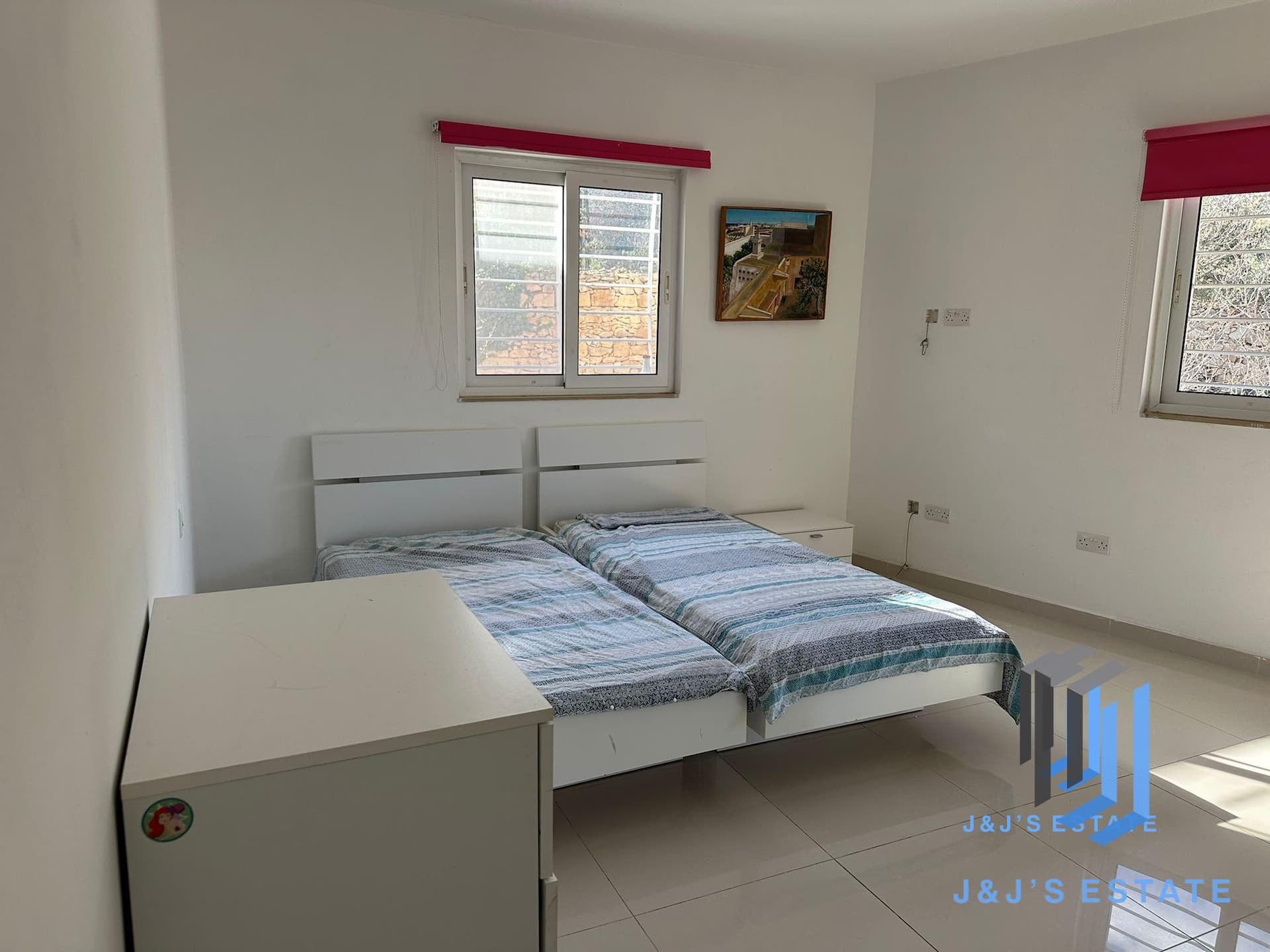Spacious 3-Bedroom Maisonette · 8