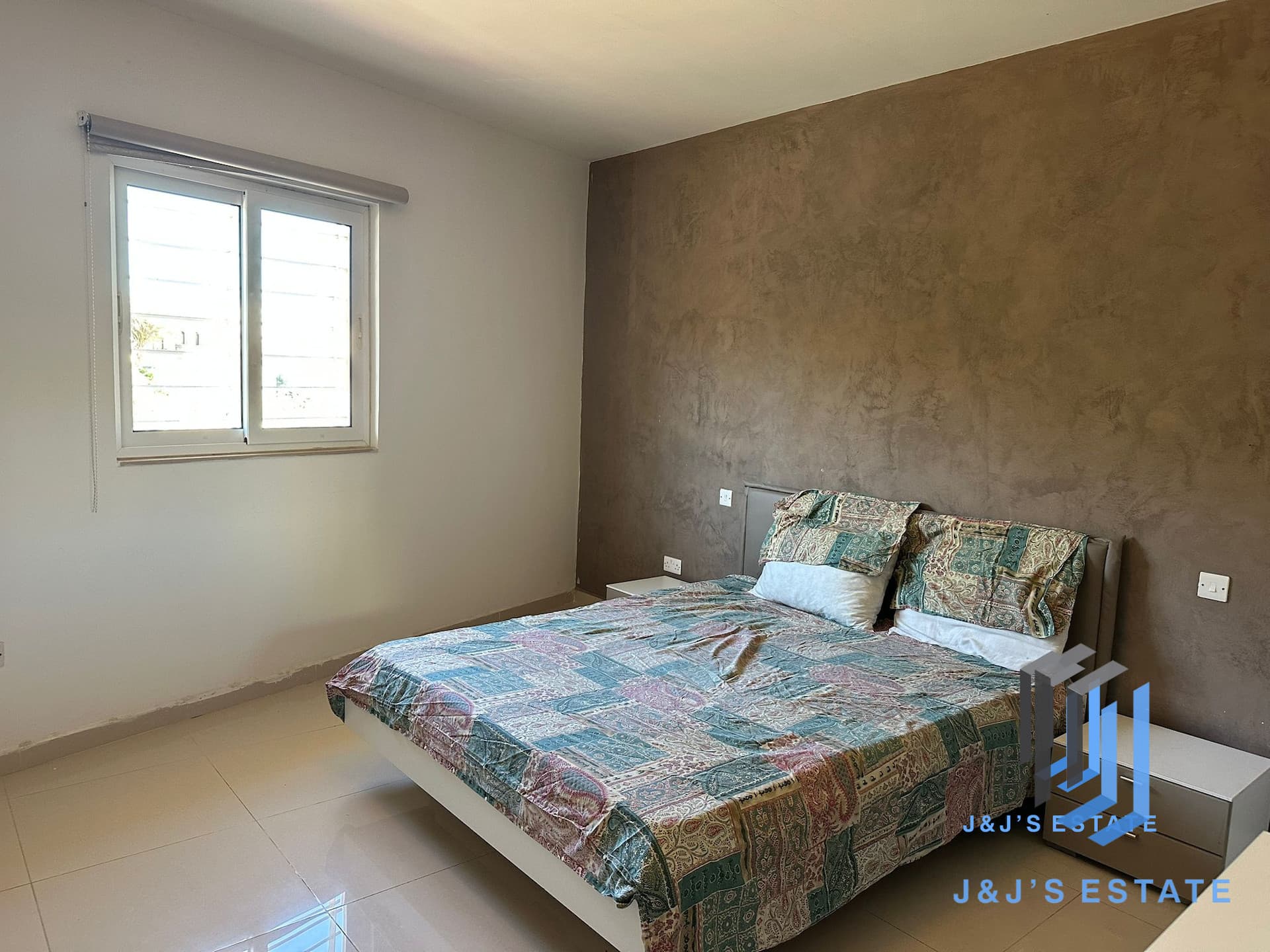 Spacious 3-Bedroom Maisonette · 9