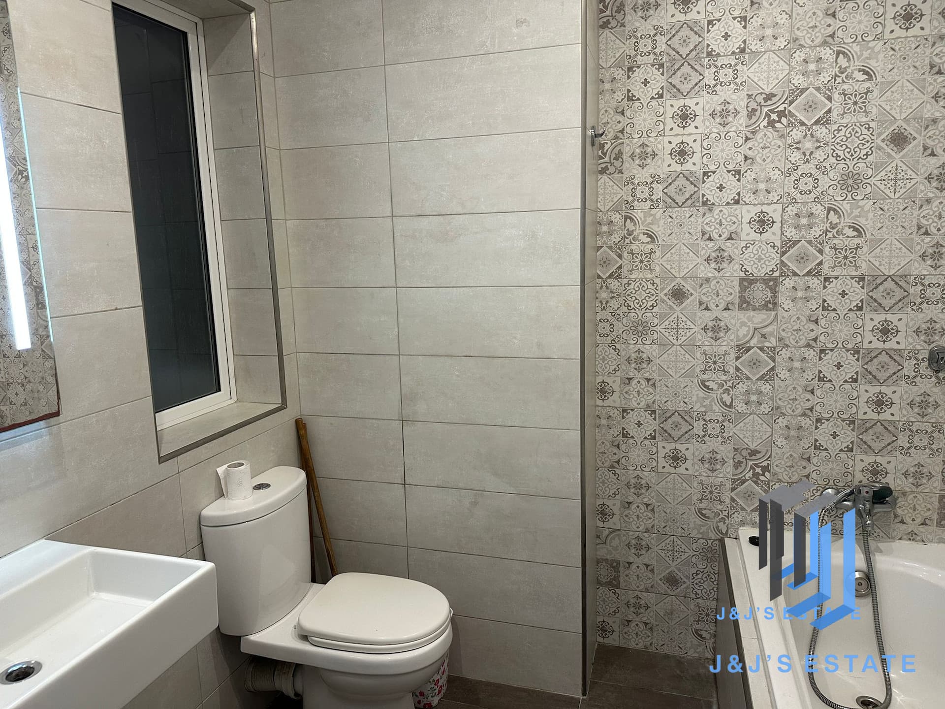 Spacious 3-Bedroom Maisonette · 10
