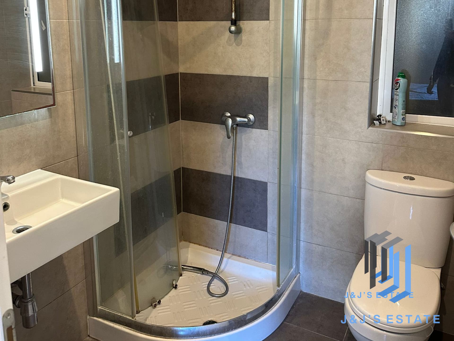 Spacious 3-Bedroom Maisonette · 11