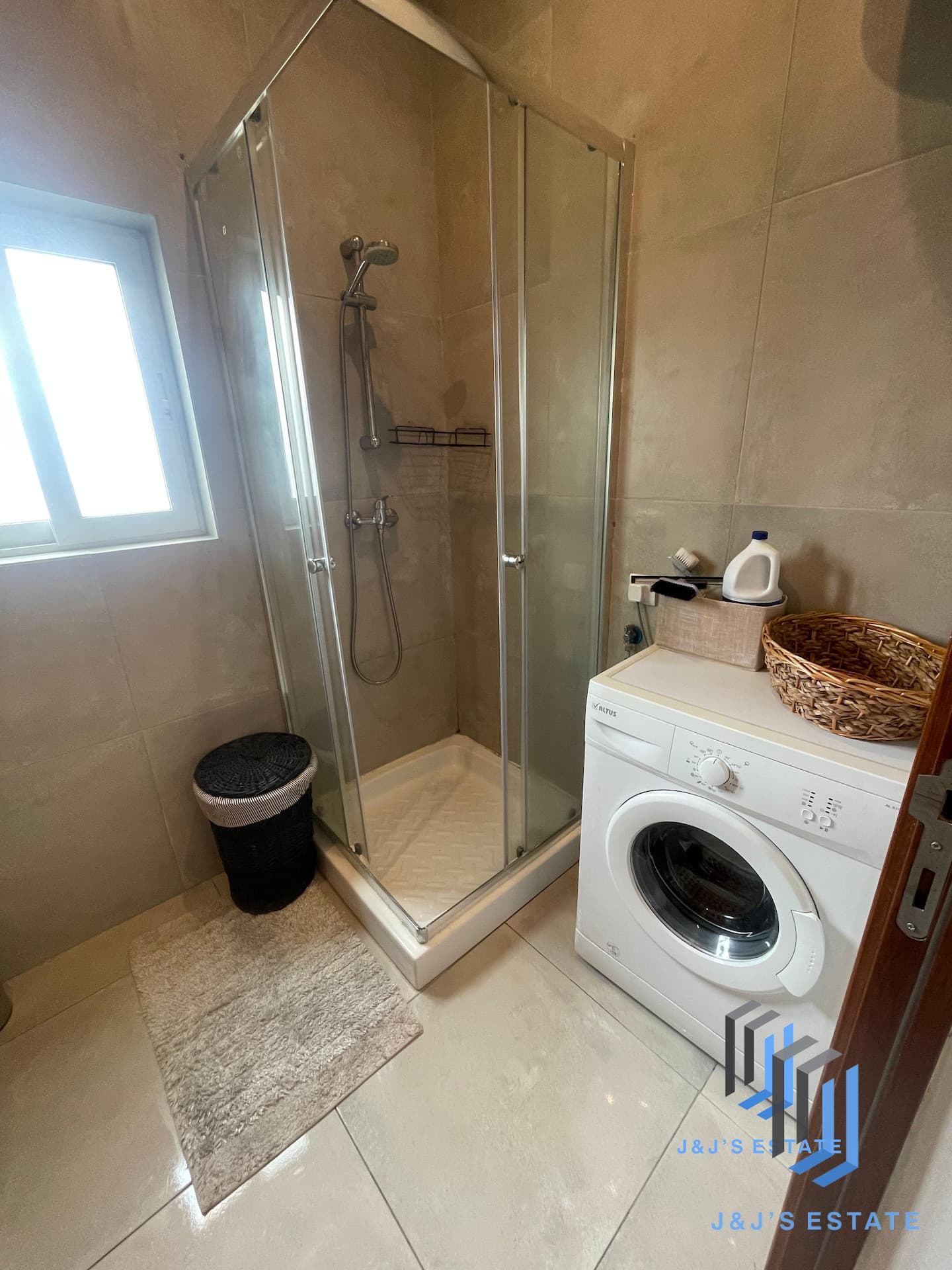One-bedroom apartment with Maltese balcony in Sliema · 3