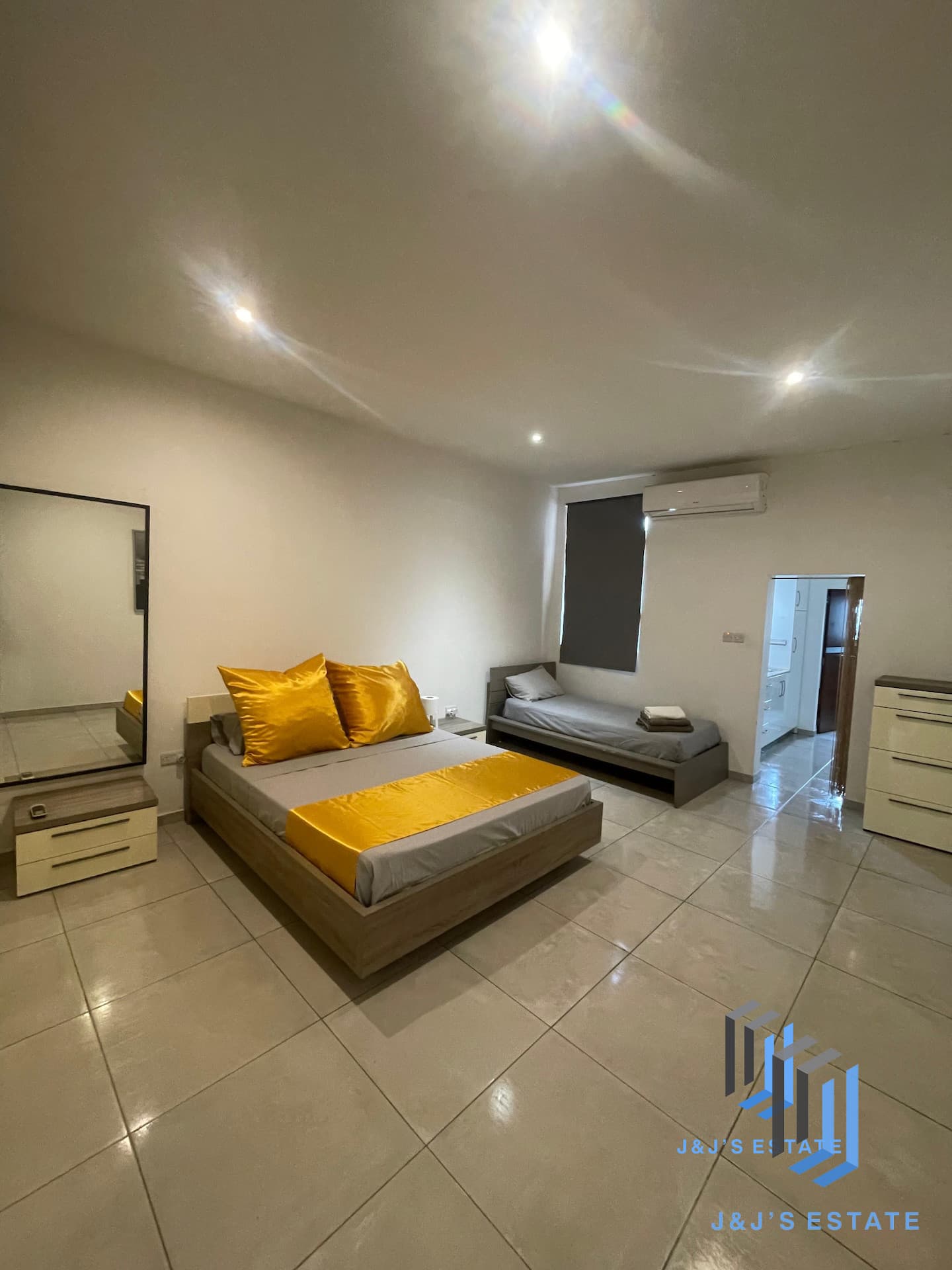 One-bedroom apartment with Maltese balcony in Sliema · 4