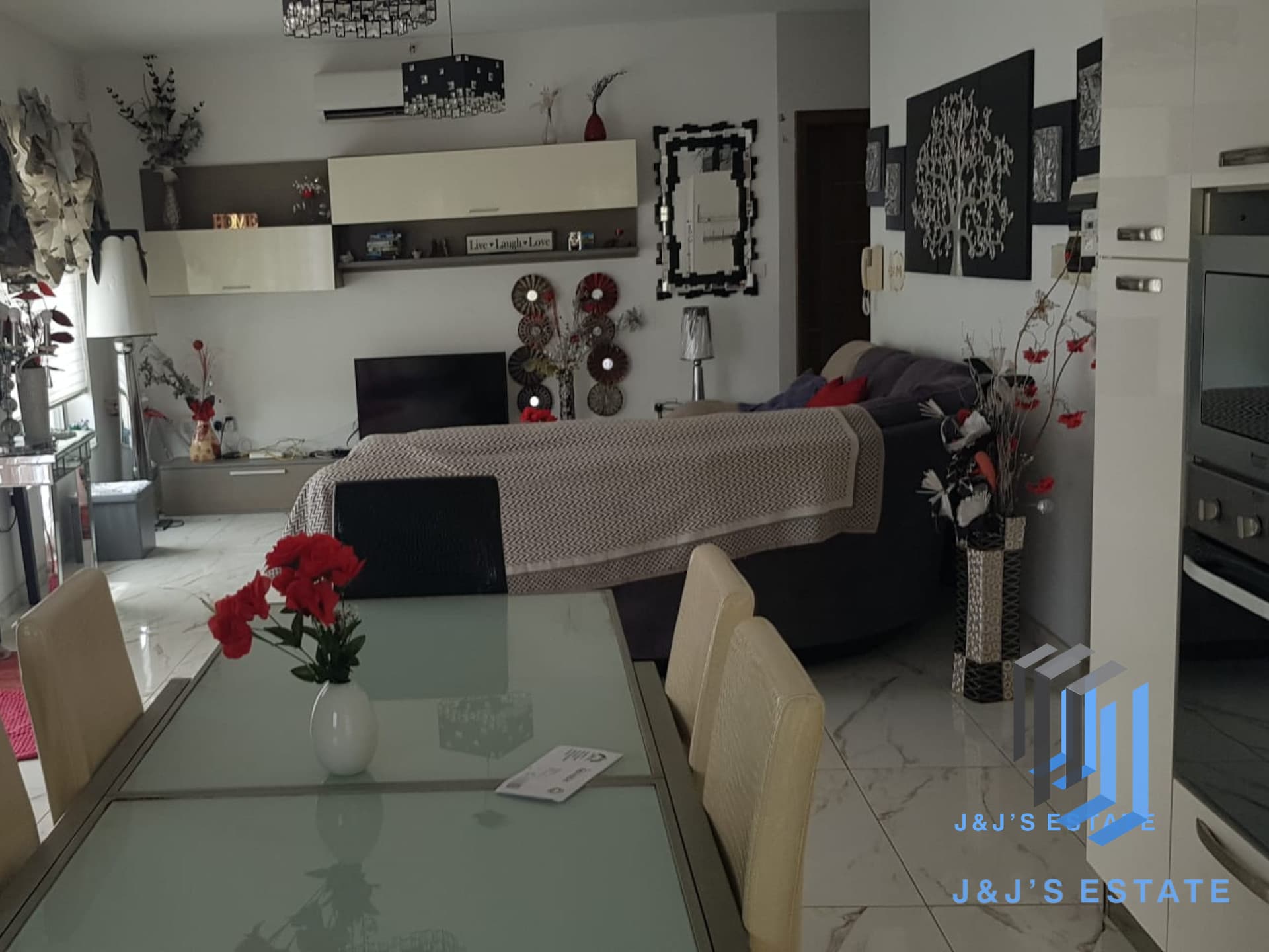 Luxury 4-Bedroom Sea-Front Penthouse in Marsaxlokk · 4