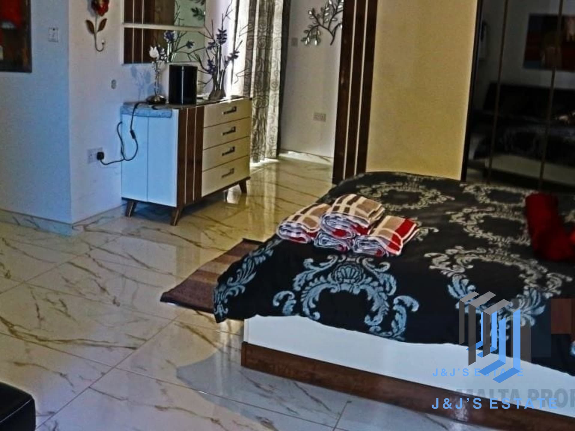 Luxury 4-Bedroom Sea-Front Penthouse in Marsaxlokk · 10