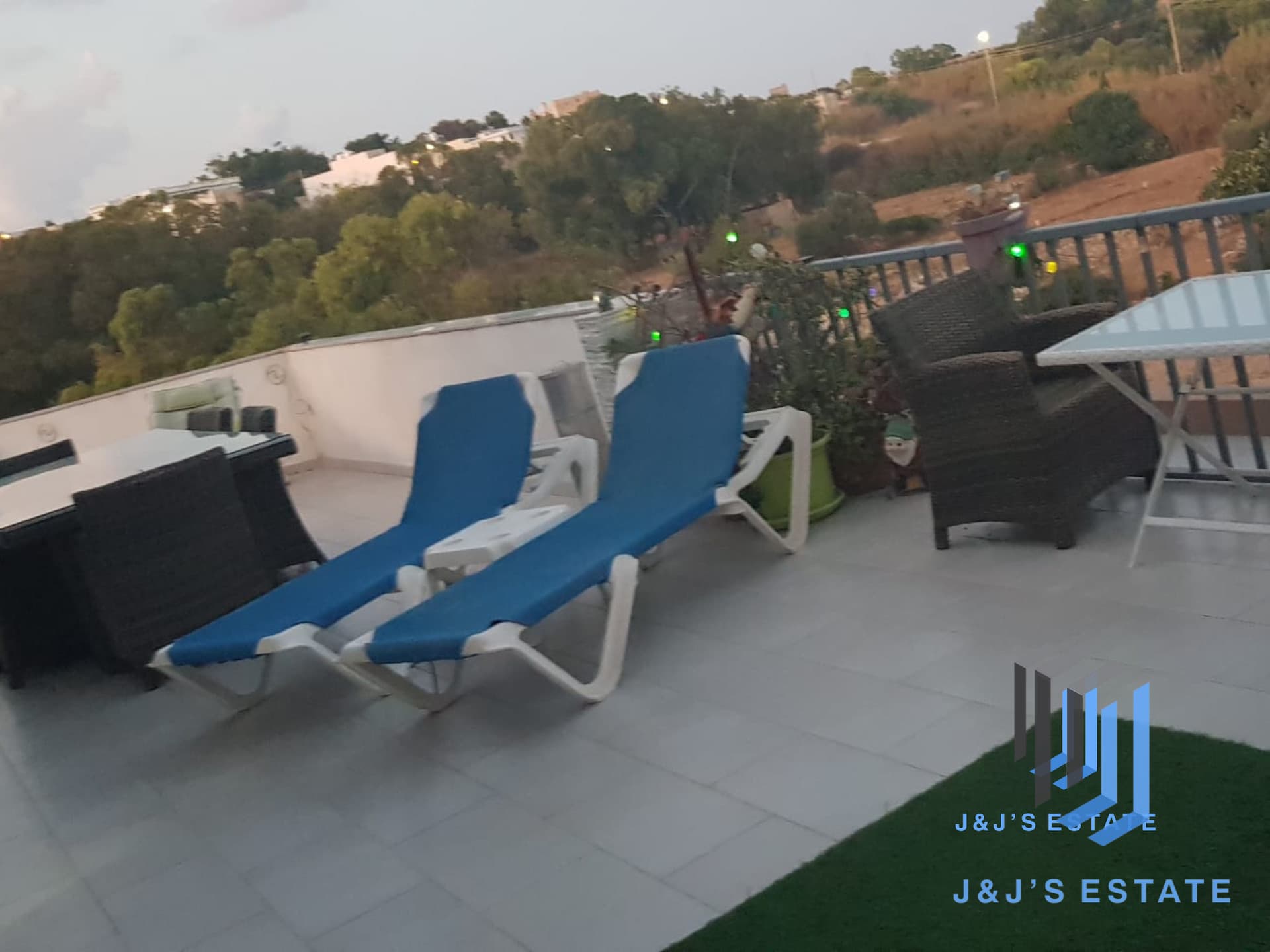 Luxury 4-Bedroom Sea-Front Penthouse in Marsaxlokk · 11