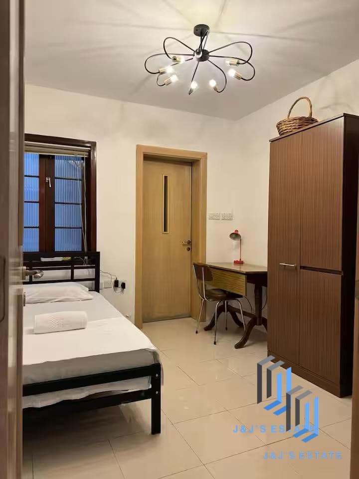Three-bedroom apartment with balcony and lift in central Sliema · 7