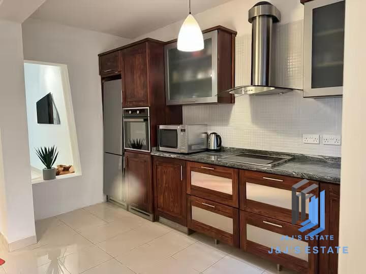 Three-bedroom apartment with balcony and lift in central Sliema · 10