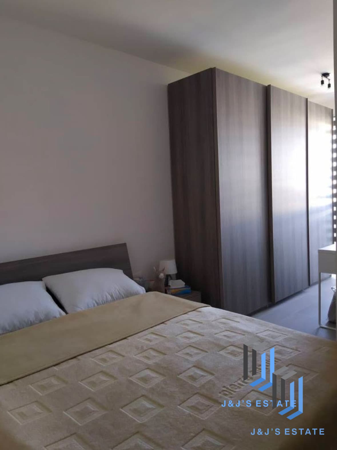 Modern 2-Bedroom Penthouse with Terrace for Long Let · 2