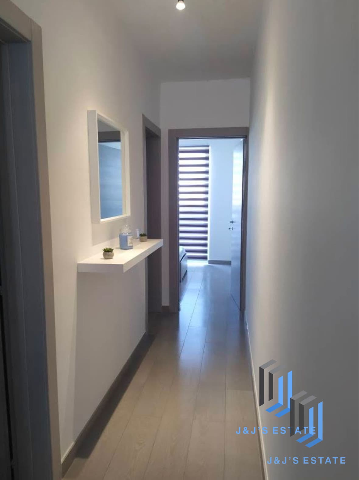 Modern 2-Bedroom Penthouse with Terrace for Long Let · 4
