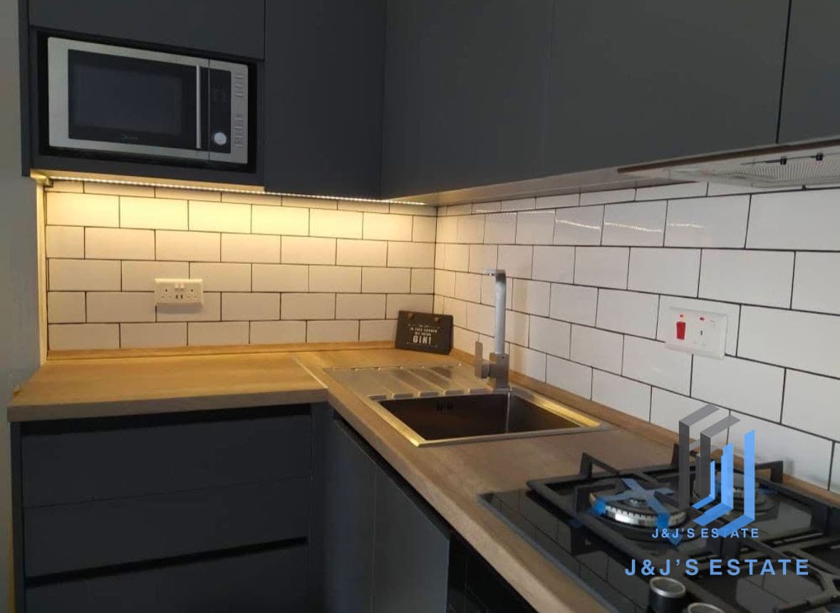 Modern 2-Bedroom Penthouse with Terrace for Long Let · 5