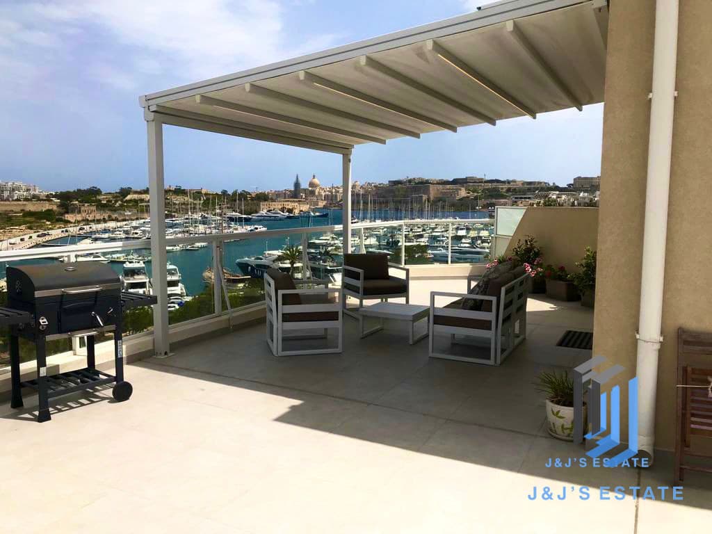 Duplex penthouse with sea view in Ta' Xbiex · 1