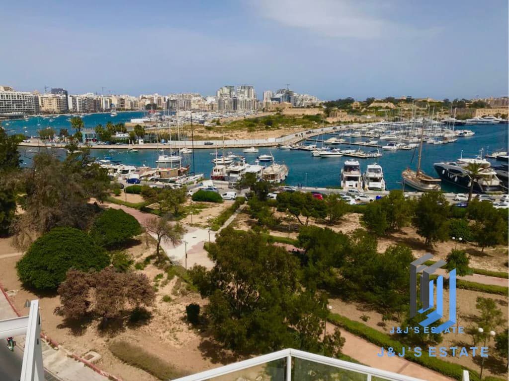 Duplex penthouse with sea view in Ta' Xbiex · 3