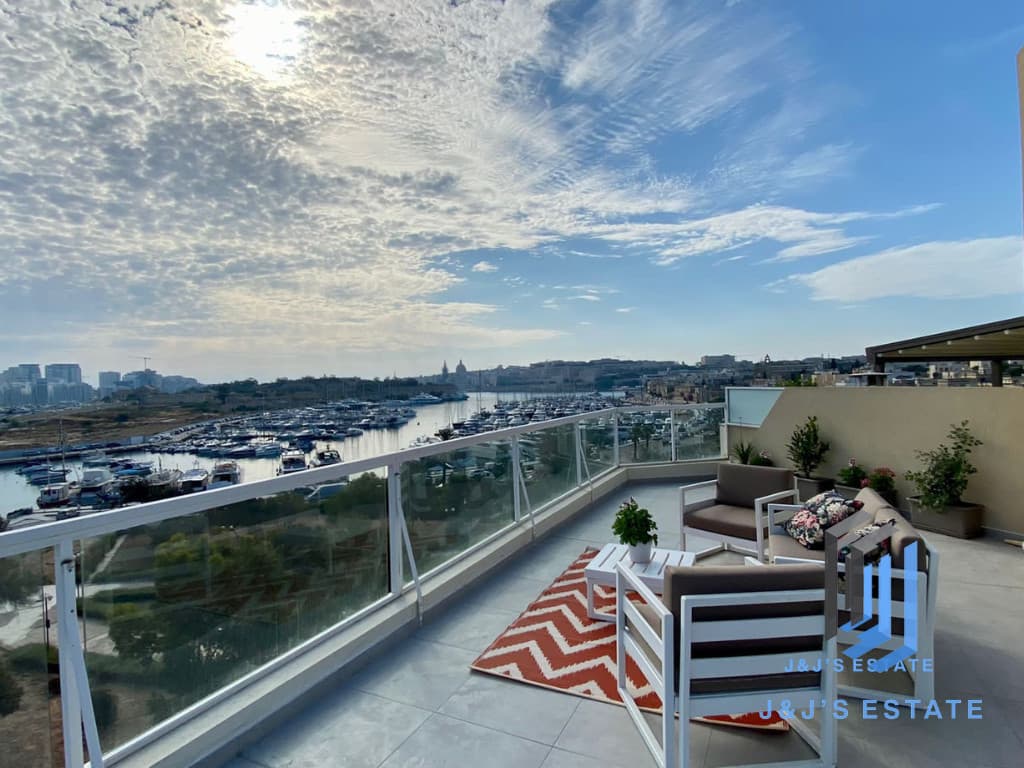 Duplex penthouse with sea view in Ta' Xbiex · 4