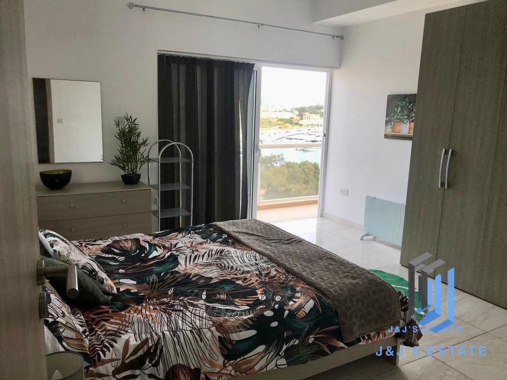 Duplex penthouse with sea view in Ta' Xbiex · 5