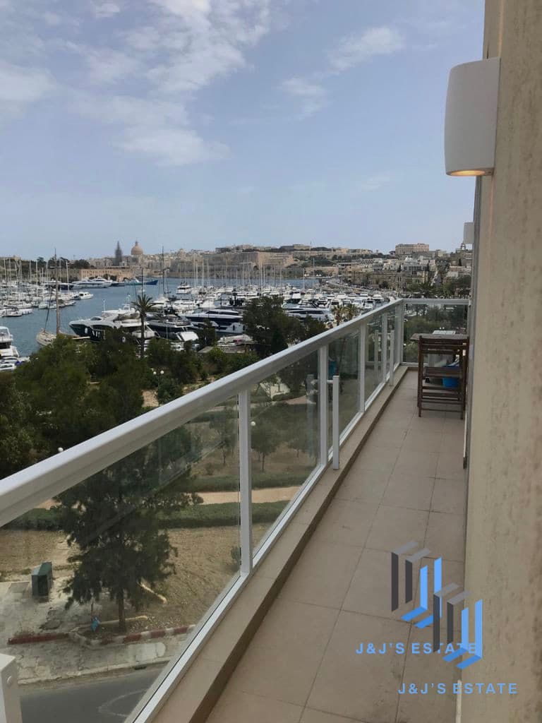 Duplex penthouse with sea view in Ta' Xbiex · 8