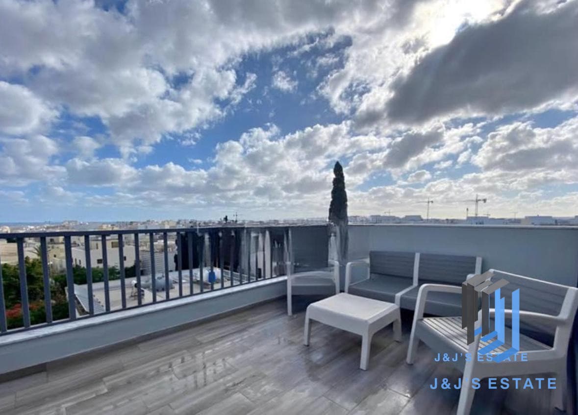 Two-bedroom penthouse with sea view in San Gwann · 1