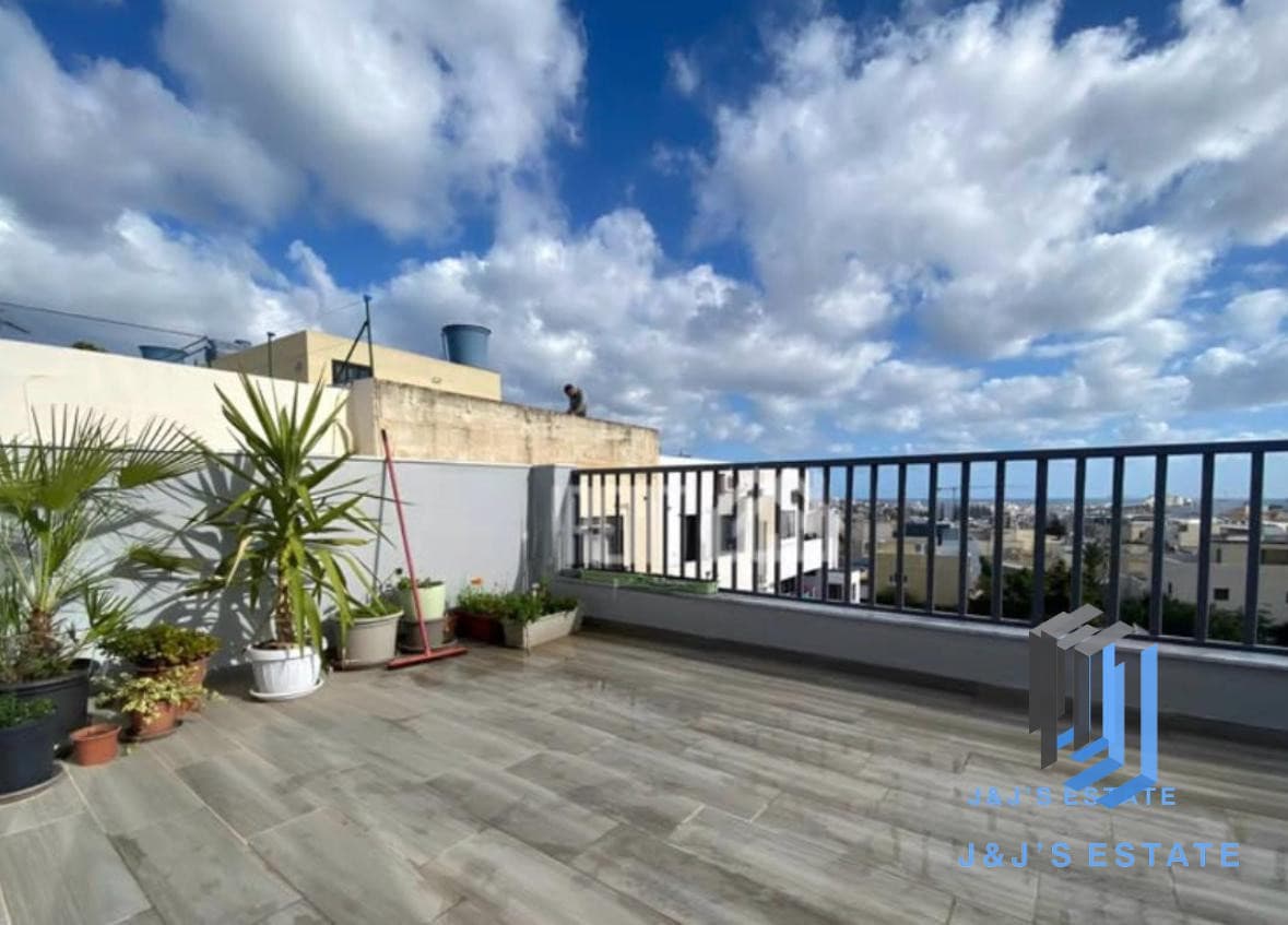 Two-bedroom penthouse with sea view in San Gwann · 2