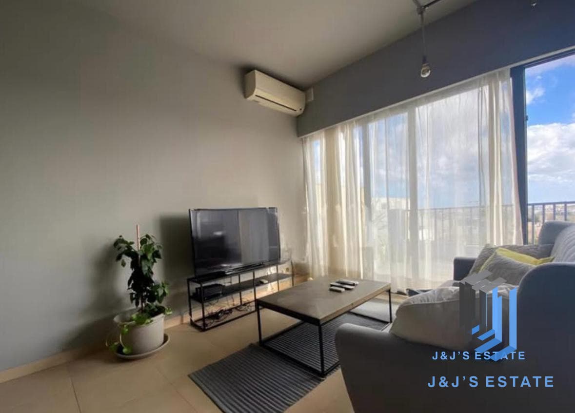 Two-bedroom penthouse with sea view in San Gwann · 4
