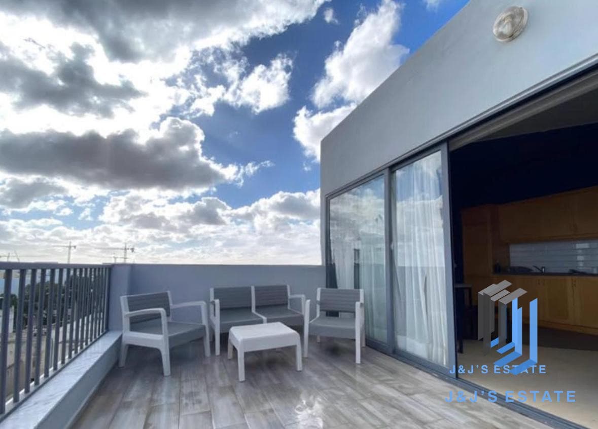 Two-bedroom penthouse with sea view in San Gwann · 5