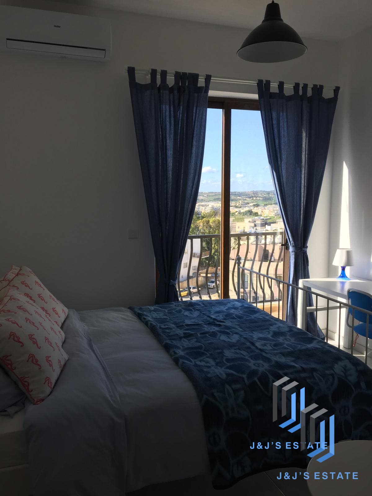 Stylish 3-Bedroom Penthouse with Panoramic Views in Naxxar · 3