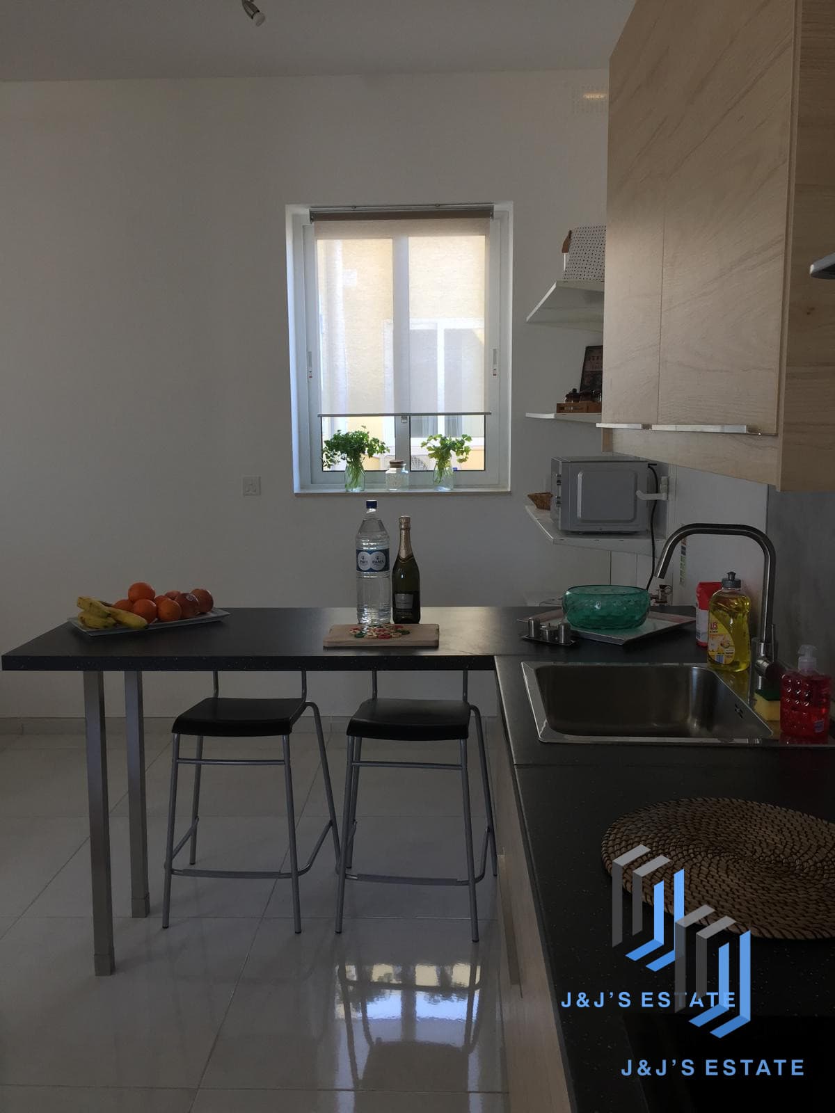 Stylish 3-Bedroom Penthouse with Panoramic Views in Naxxar · 5