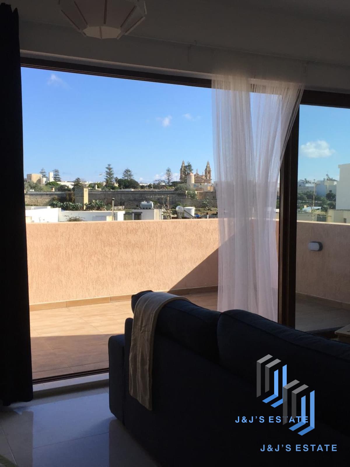 Stylish 3-Bedroom Penthouse with Panoramic Views in Naxxar · 9