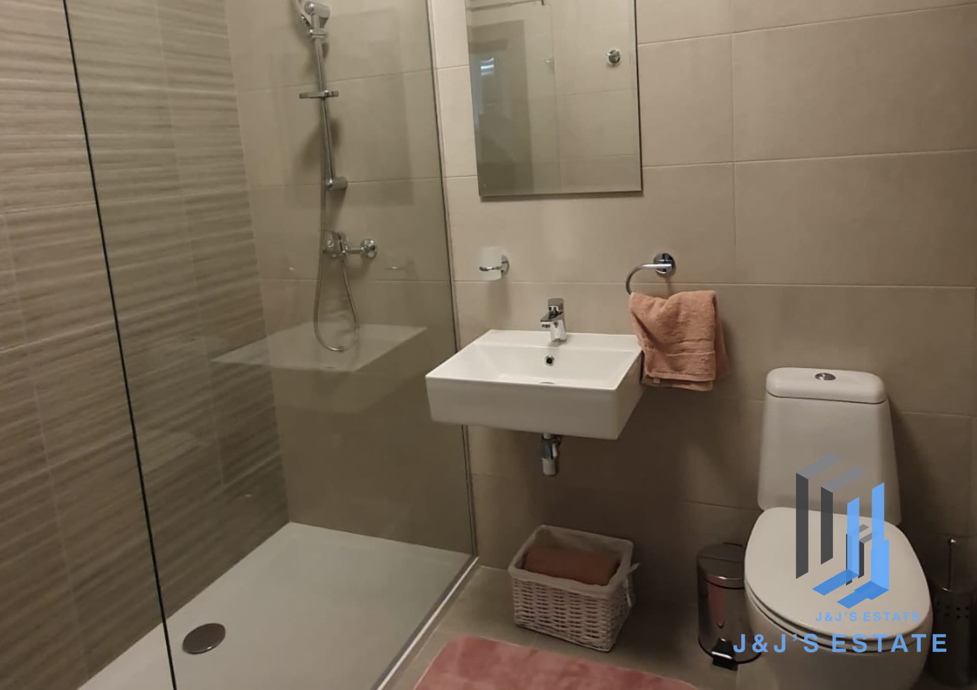 3-Bedroom Apartment in Fgura · 6