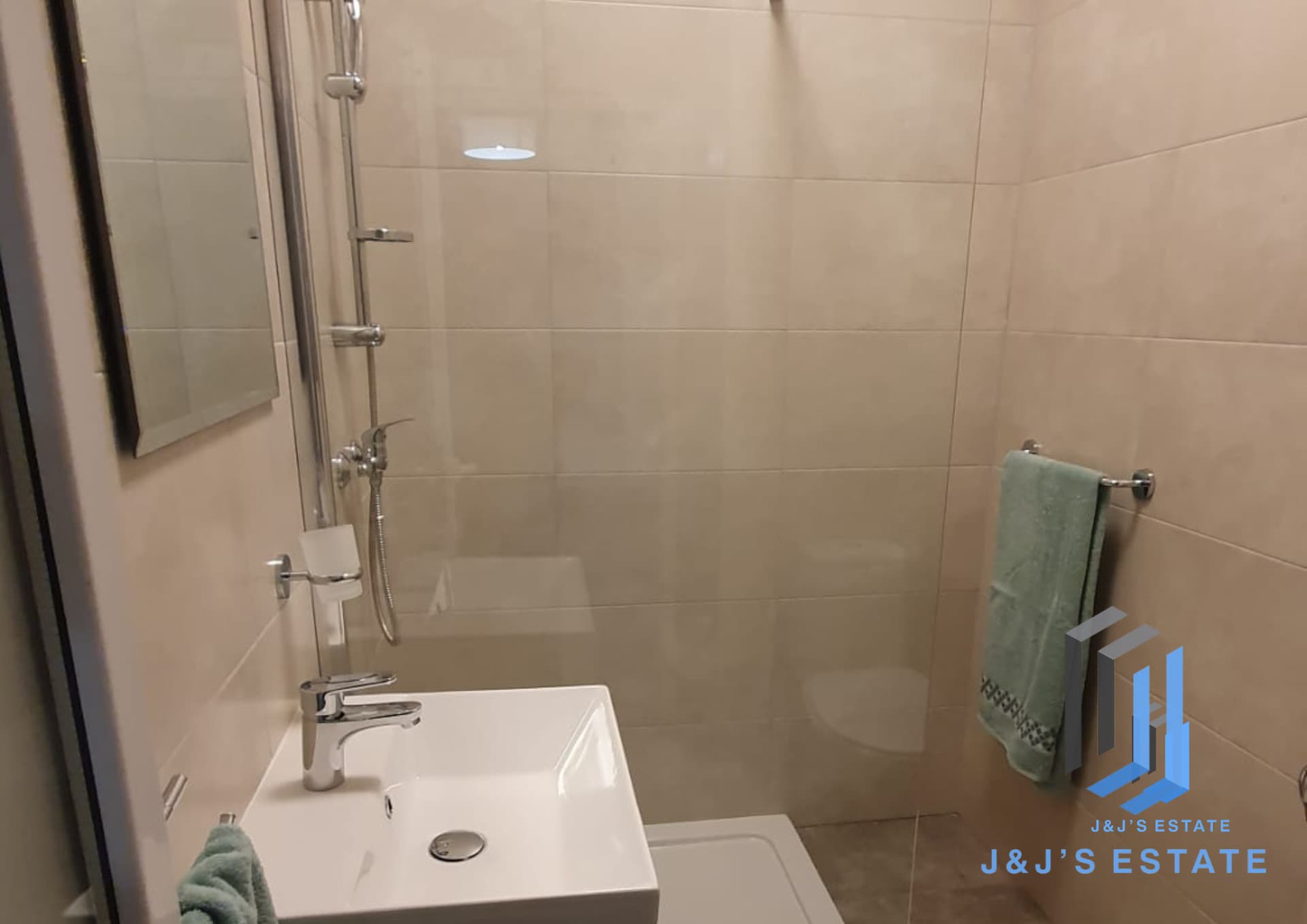 3-Bedroom Apartment in Fgura · 7