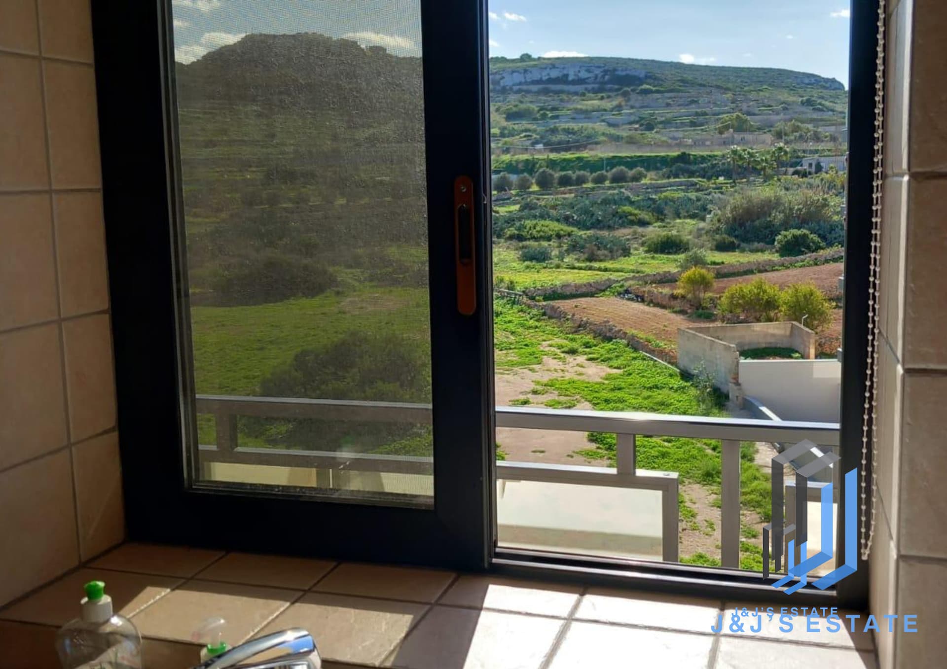 Cozy 2-Bedroom Apartment with Balcony in Mellieha · 9