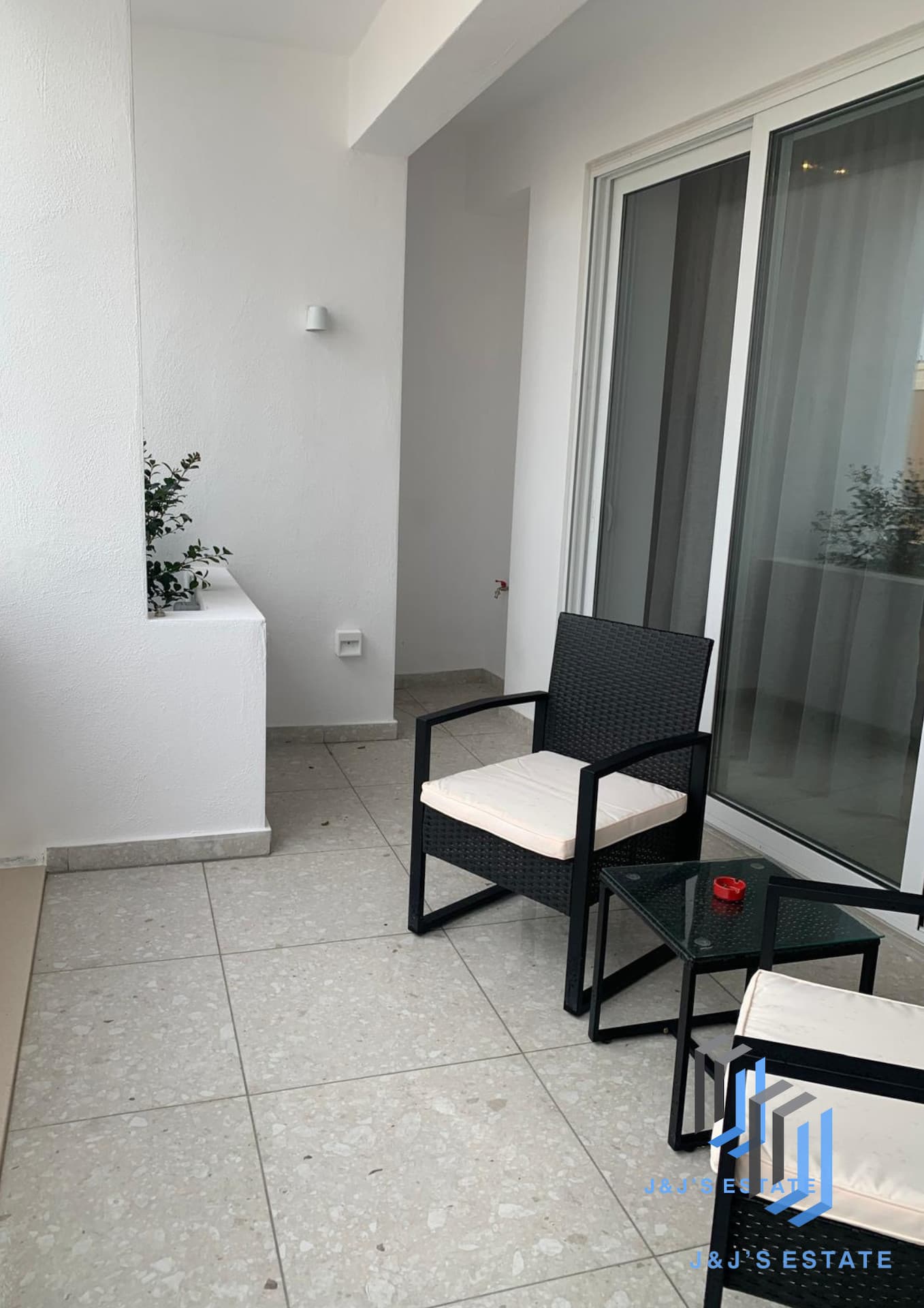 Elegant 2-Bedroom Apartment with Large Terrace in Balzan · 2