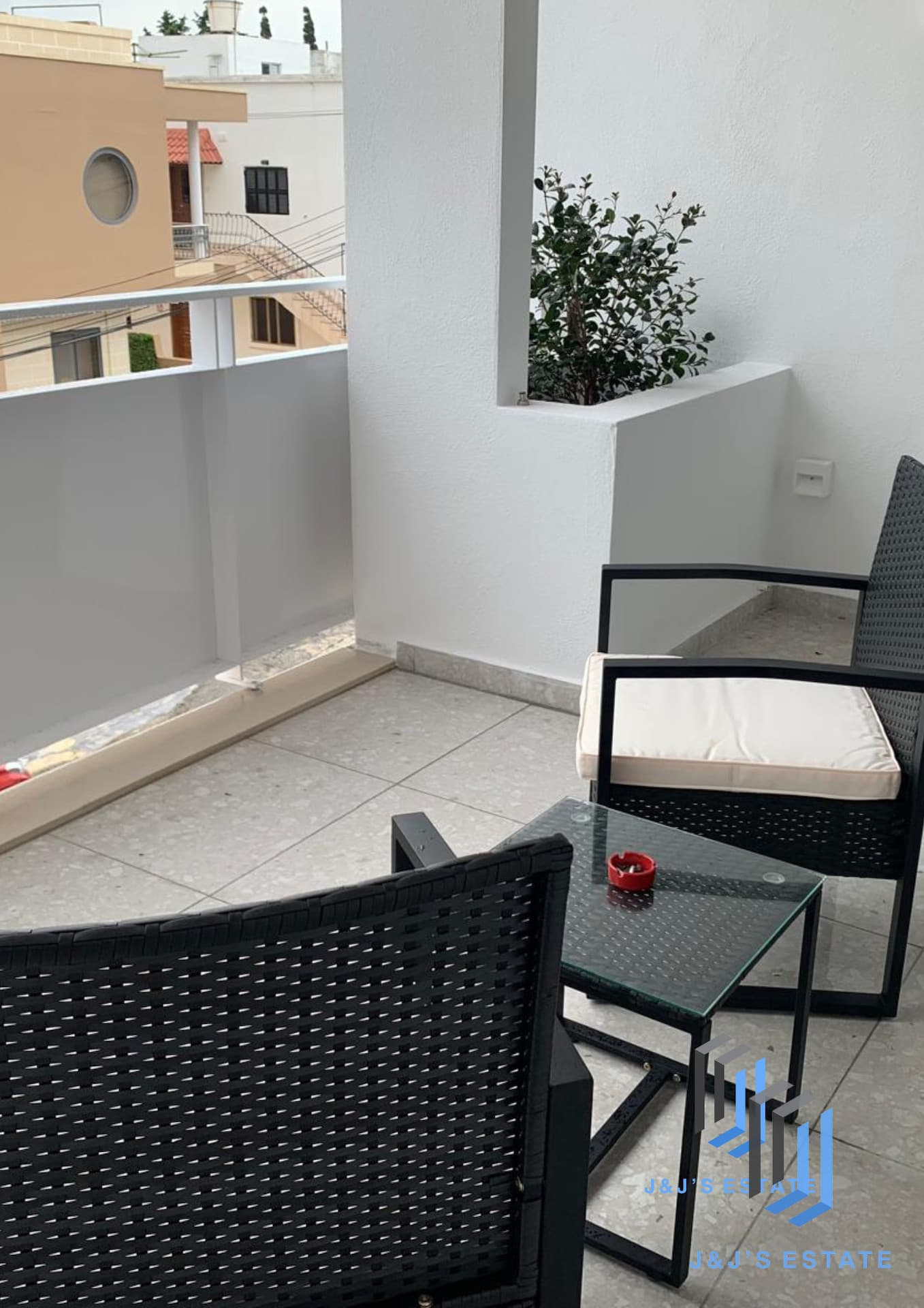 Elegant 2-Bedroom Apartment with Large Terrace in Balzan · 8