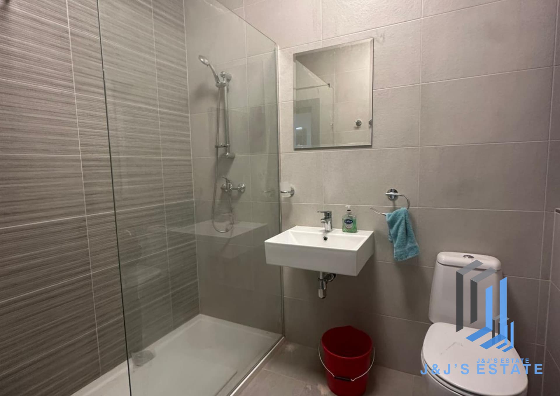 Spacious 3-Bedroom Apartment in Fgura · 5