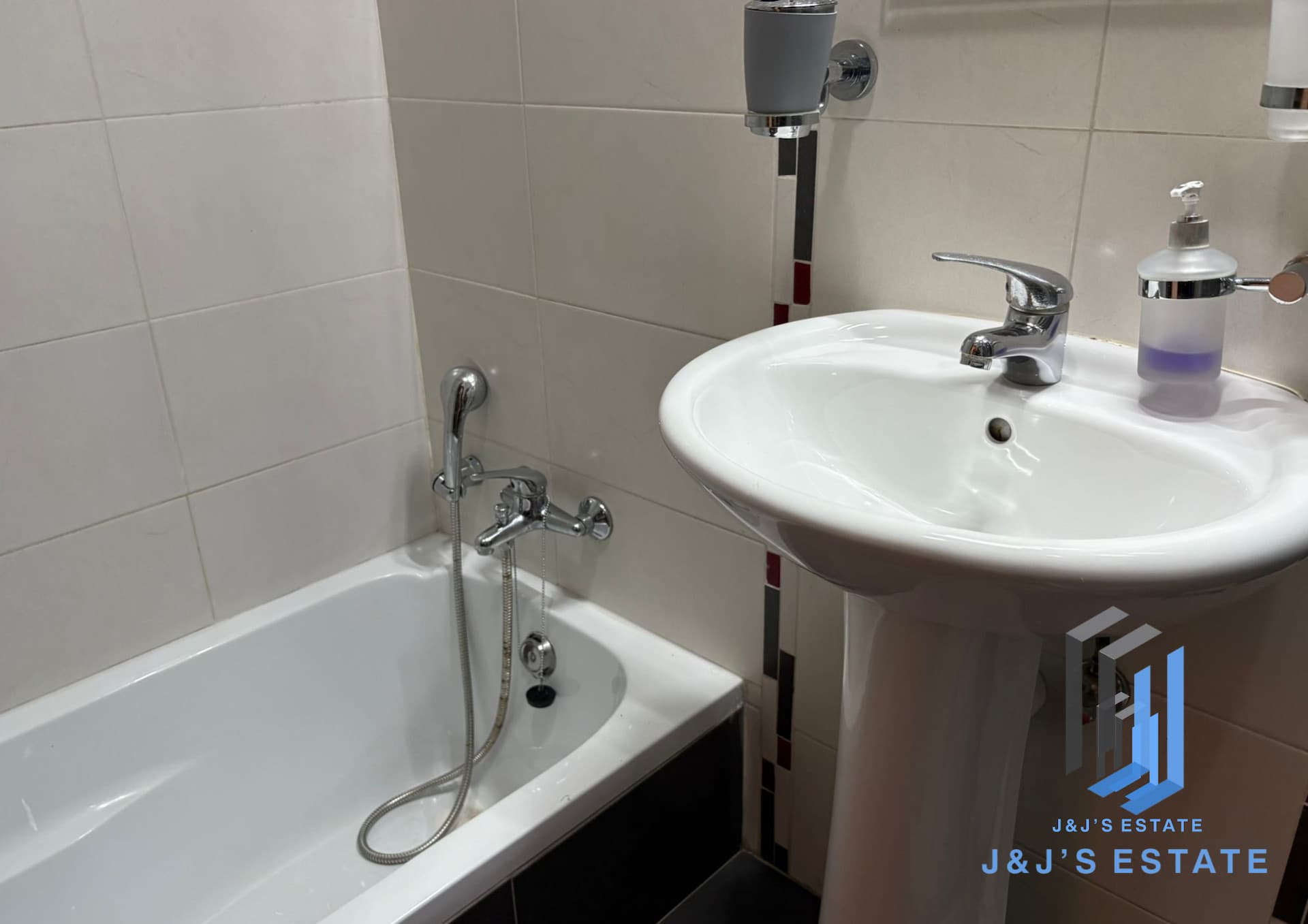 Modern 2-Bedroom Apartment in the Heart of Sliema · 12
