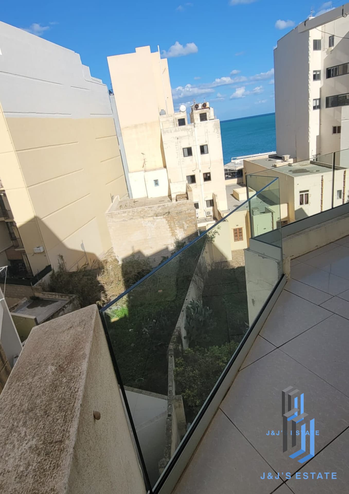 2-Bedroom Apartment with Sea Views in Bugibba · 5