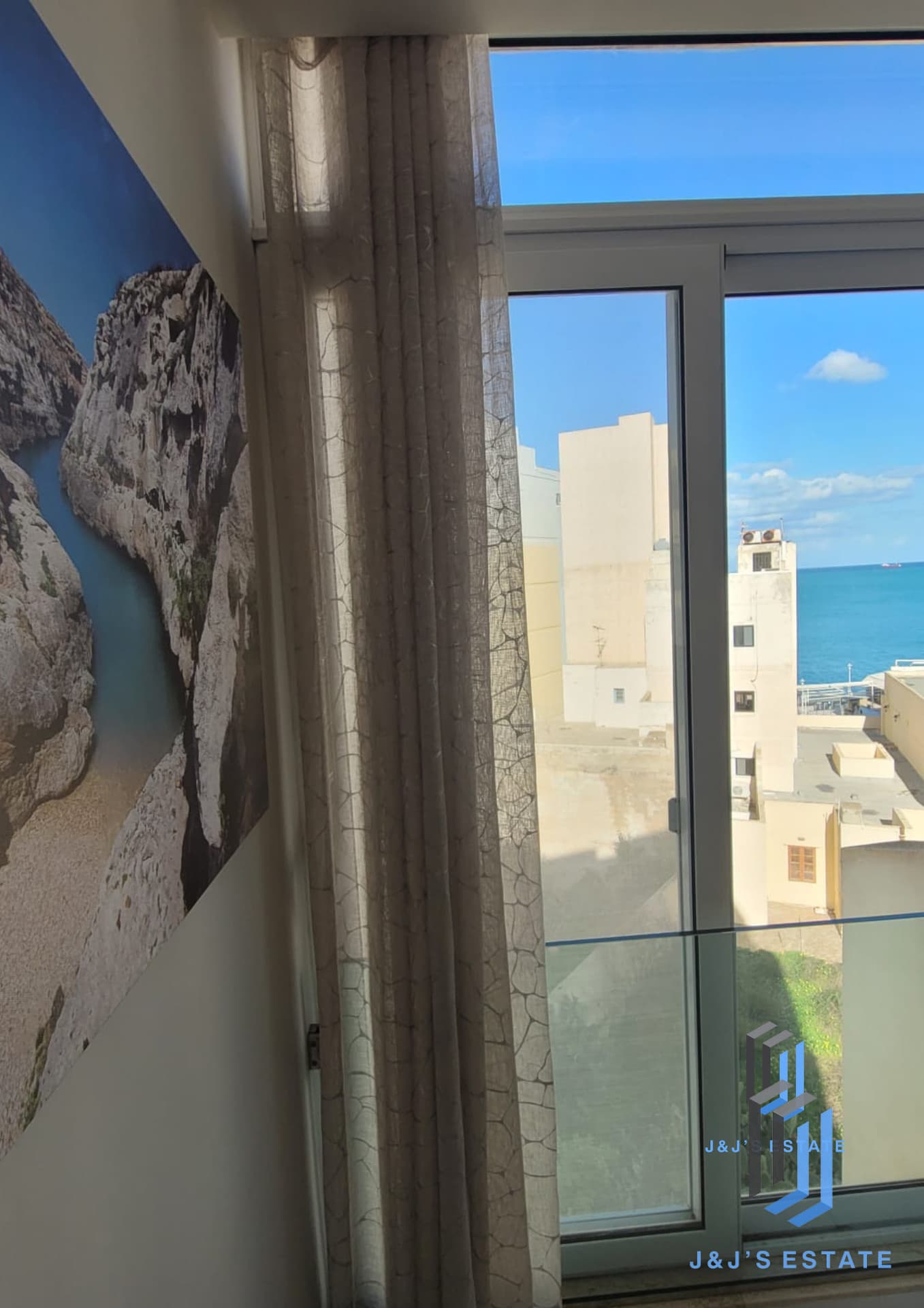 2-Bedroom Apartment with Sea Views in Bugibba · 7