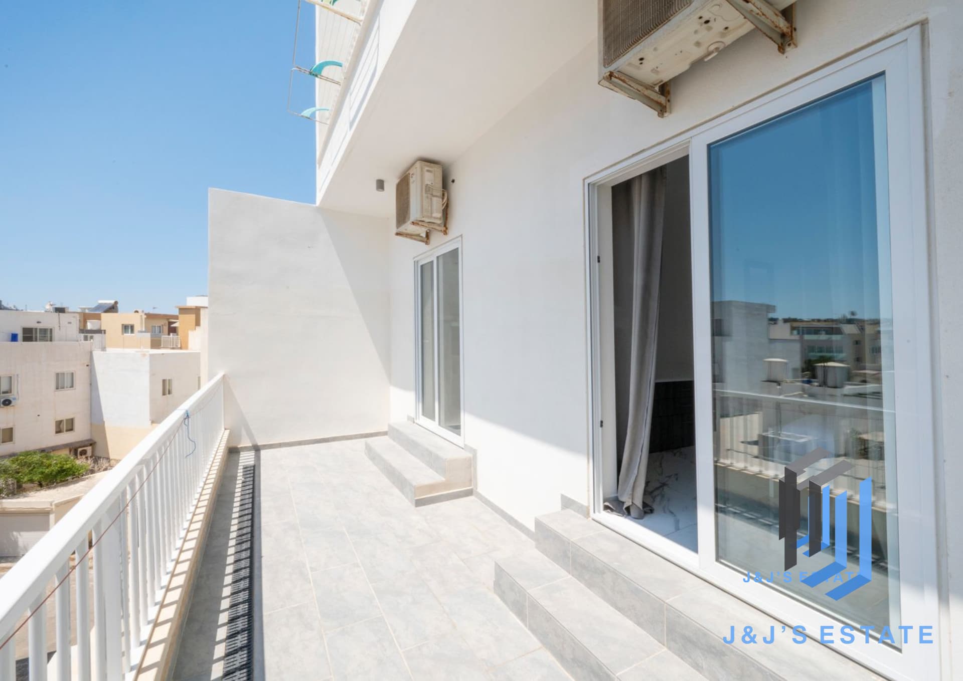 Bright and Spacious 3-Bedroom Apartment in Swieqi · 10