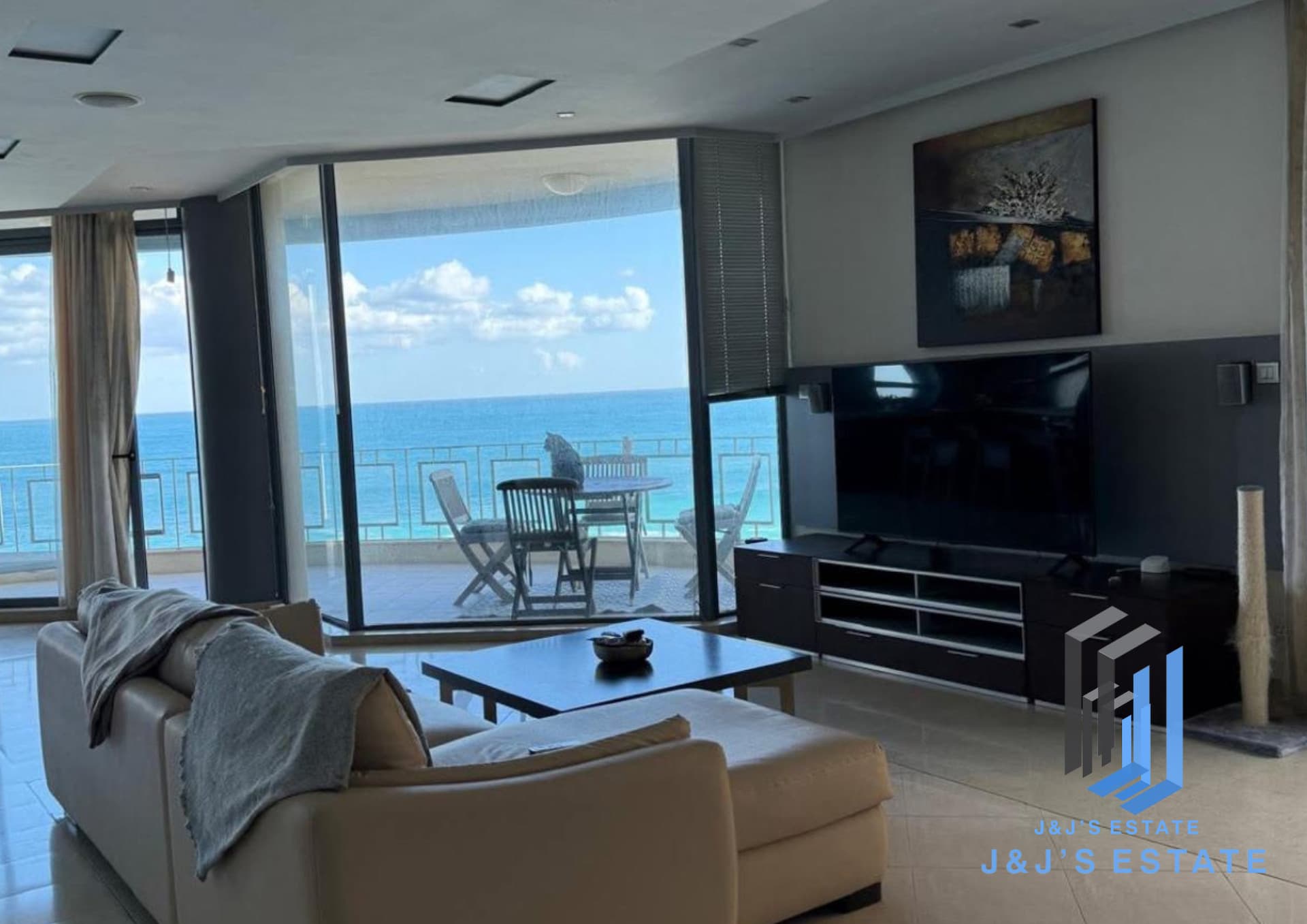 Seafront Corner 3-Bedroom Apartment in Qui Si Sana