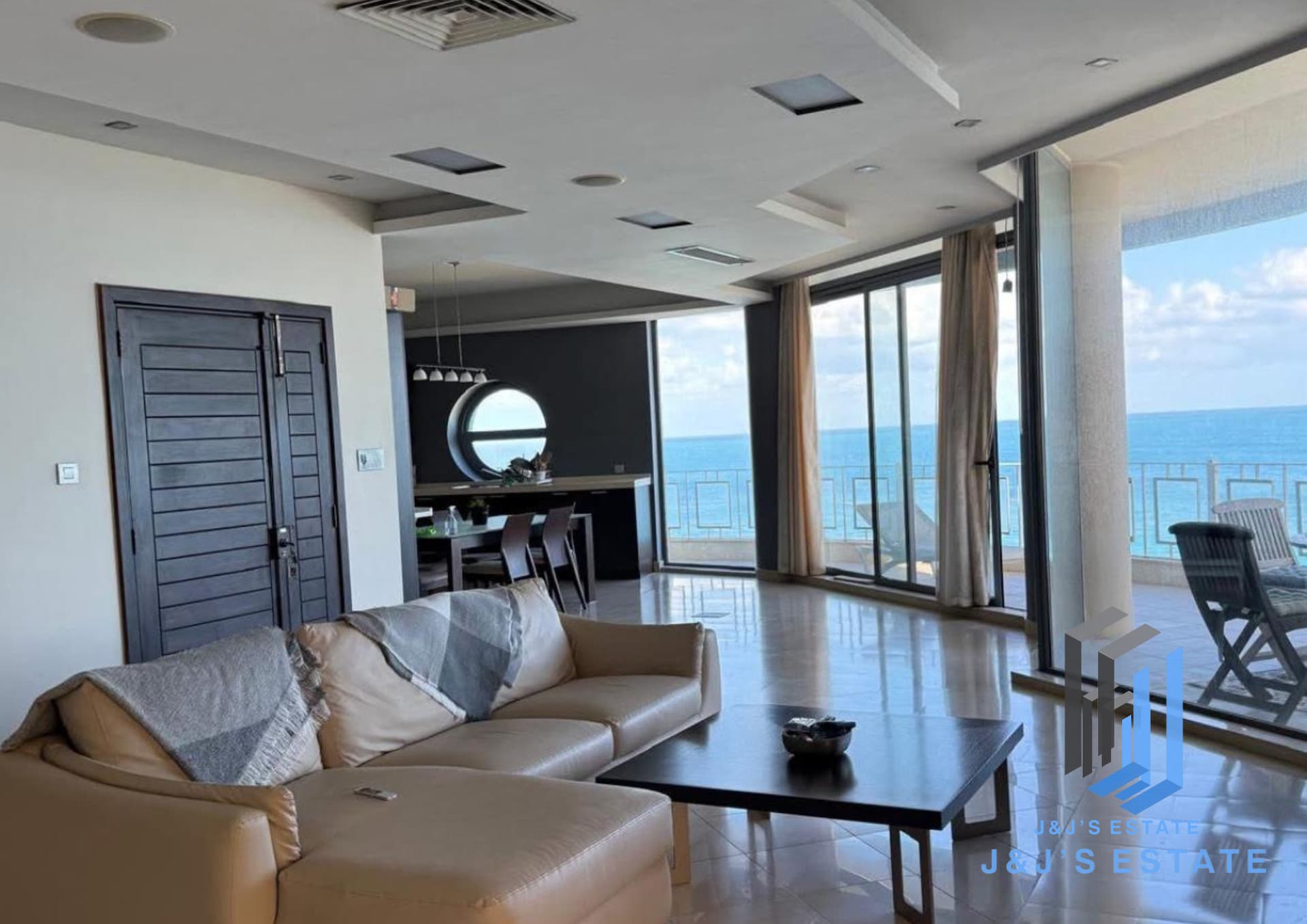 Seafront Corner 3-Bedroom Apartment in Qui Si Sana · 2