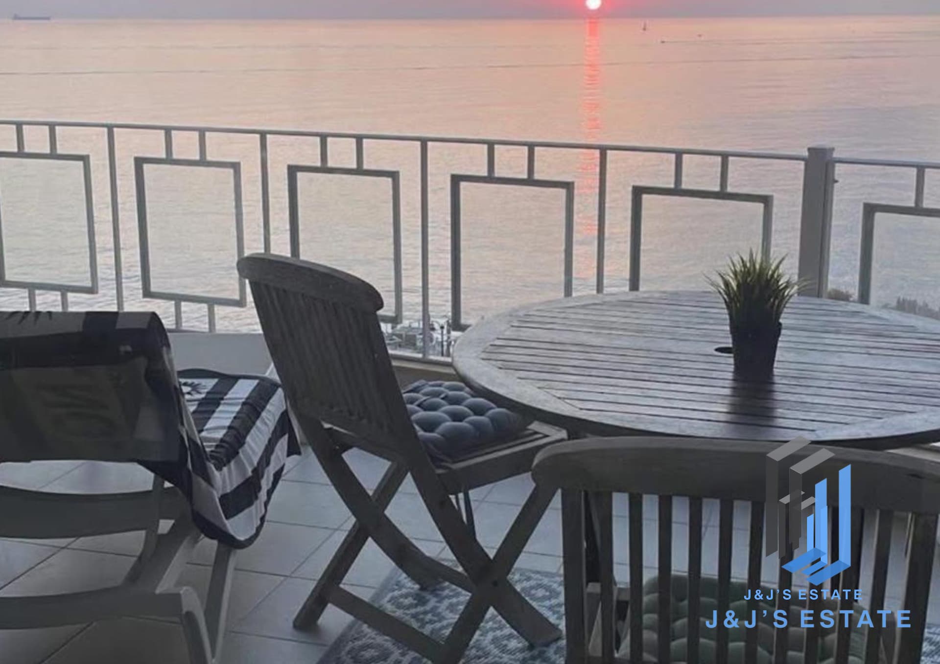 Seafront Corner 3-Bedroom Apartment in Qui Si Sana · 8