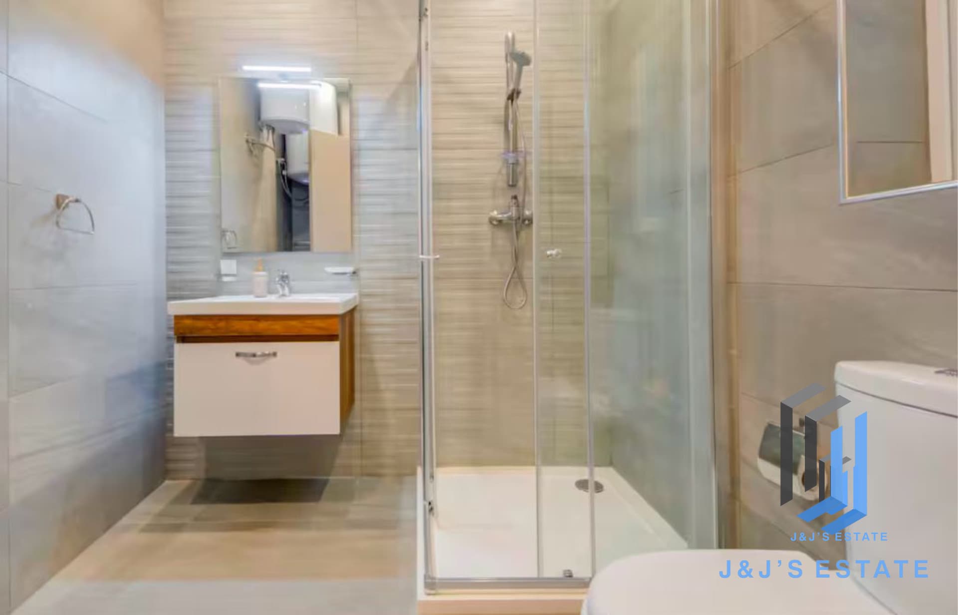 2-Bedroom, 2-Bathroom Apartment with Terrace in Qwara · 4