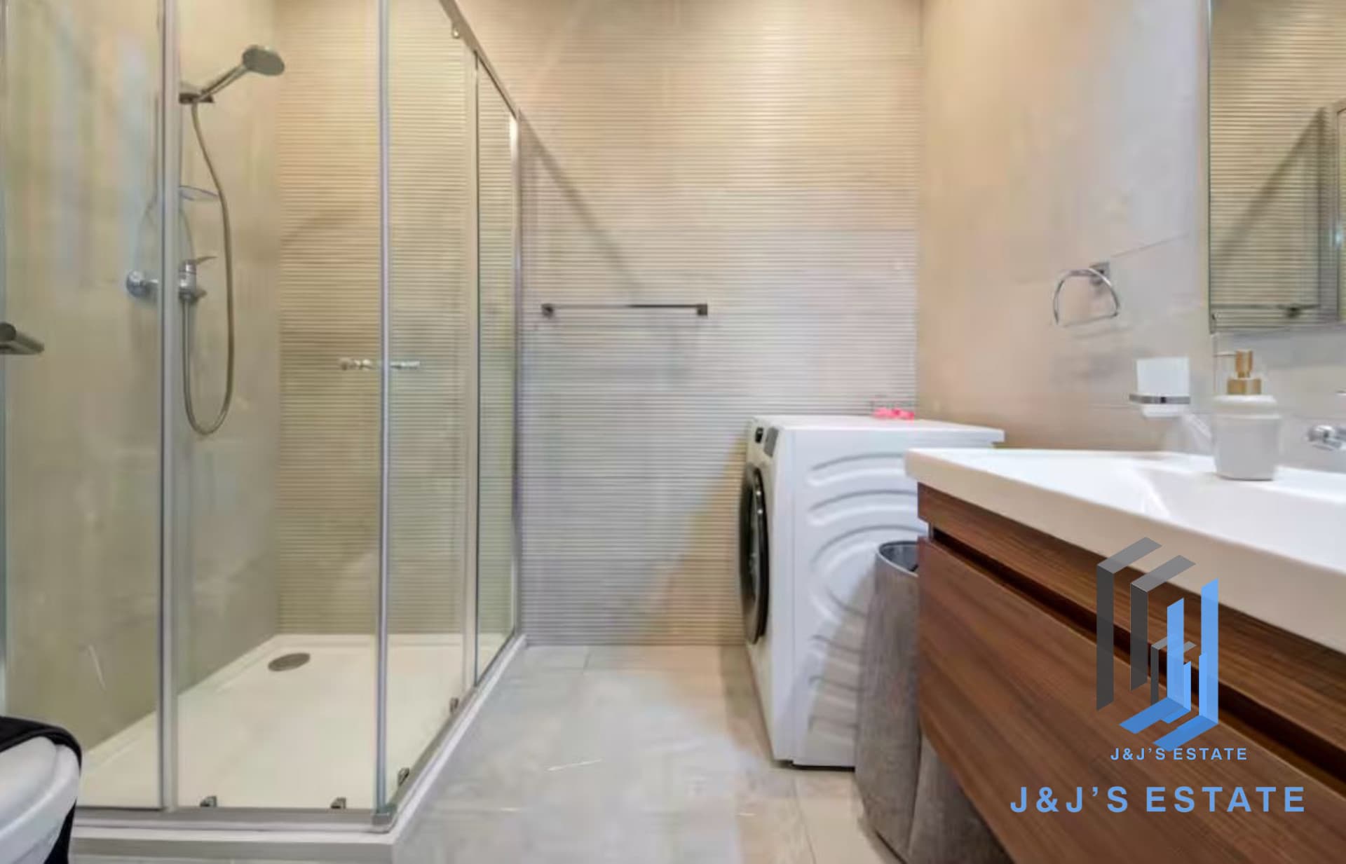 2-Bedroom, 2-Bathroom Apartment with Terrace in Qwara · 6