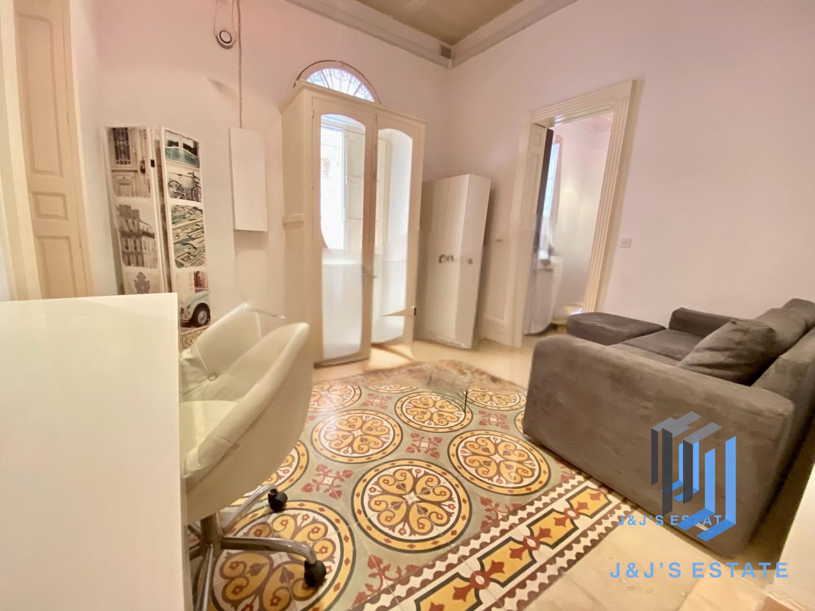 Modern 2-Bedroom Maisonette with Private Entrance in Sliema · 2