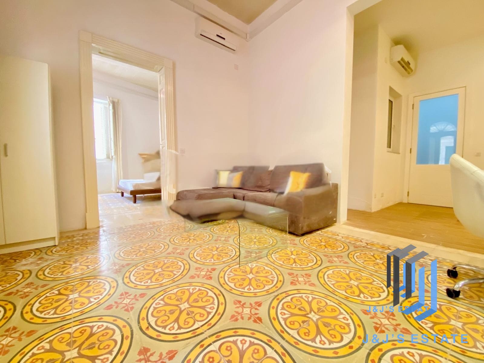 Modern 2-Bedroom Maisonette with Private Entrance in Sliema · 3