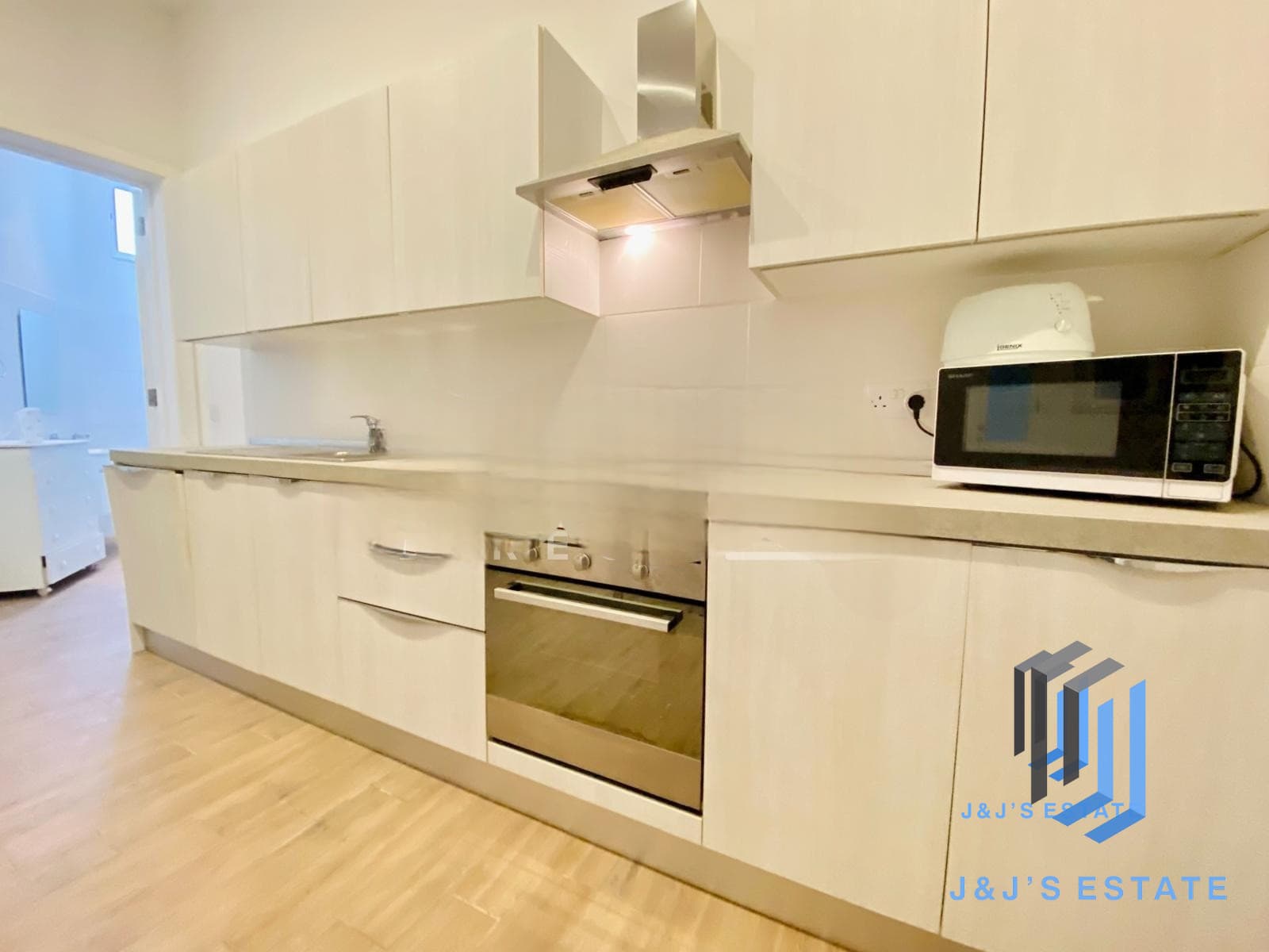 Modern 2-Bedroom Maisonette with Private Entrance in Sliema · 4