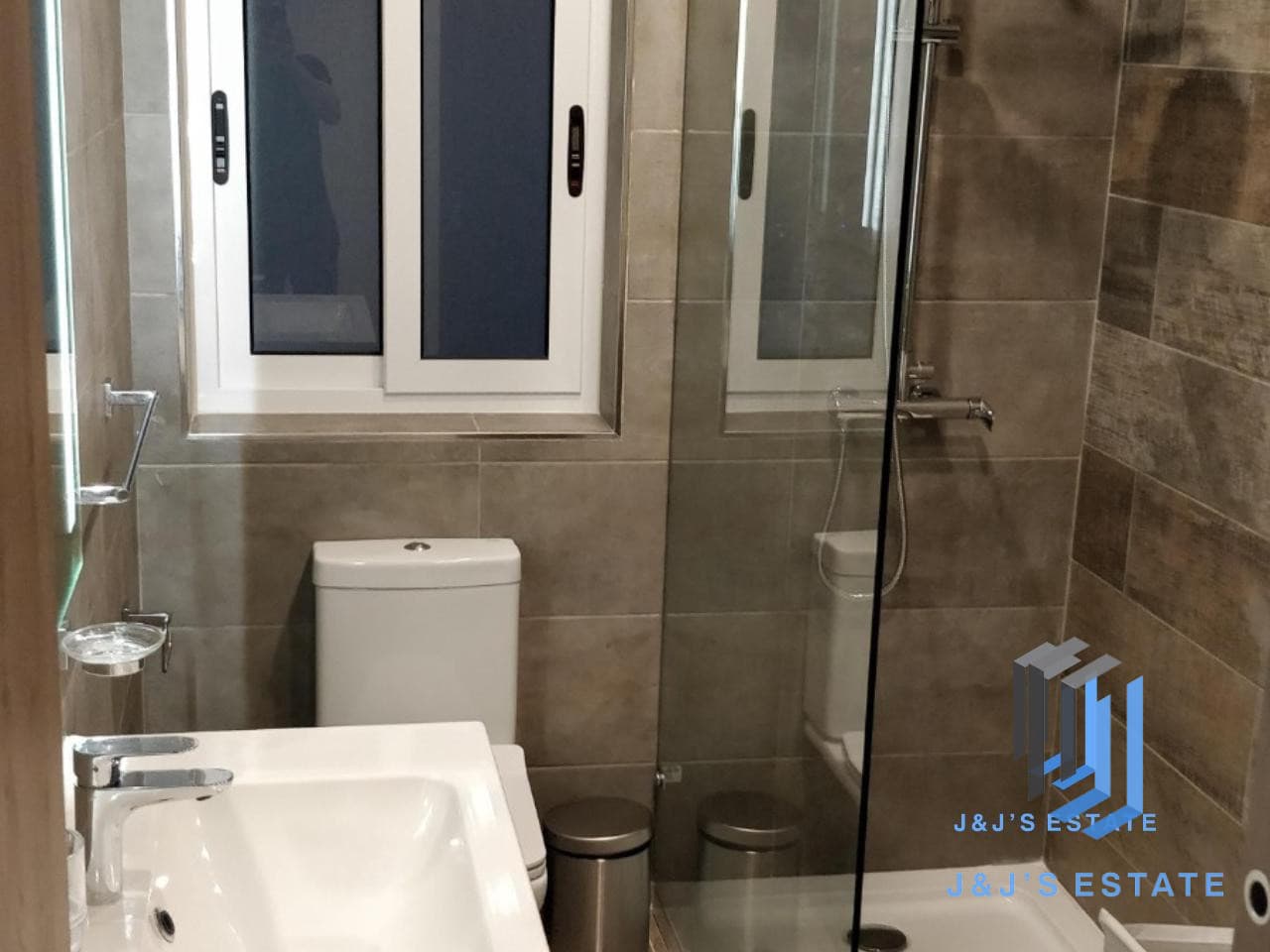 Modern three-bedroom apartment with large terrace in Gzira · 5