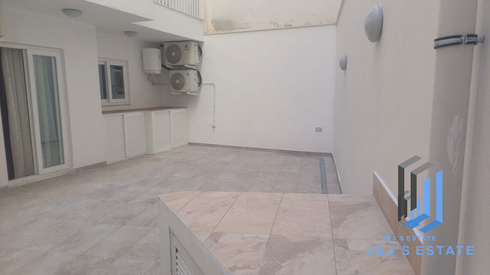 Modern 2-Bedroom Maisonette with Back Terrace in Gzira · 12